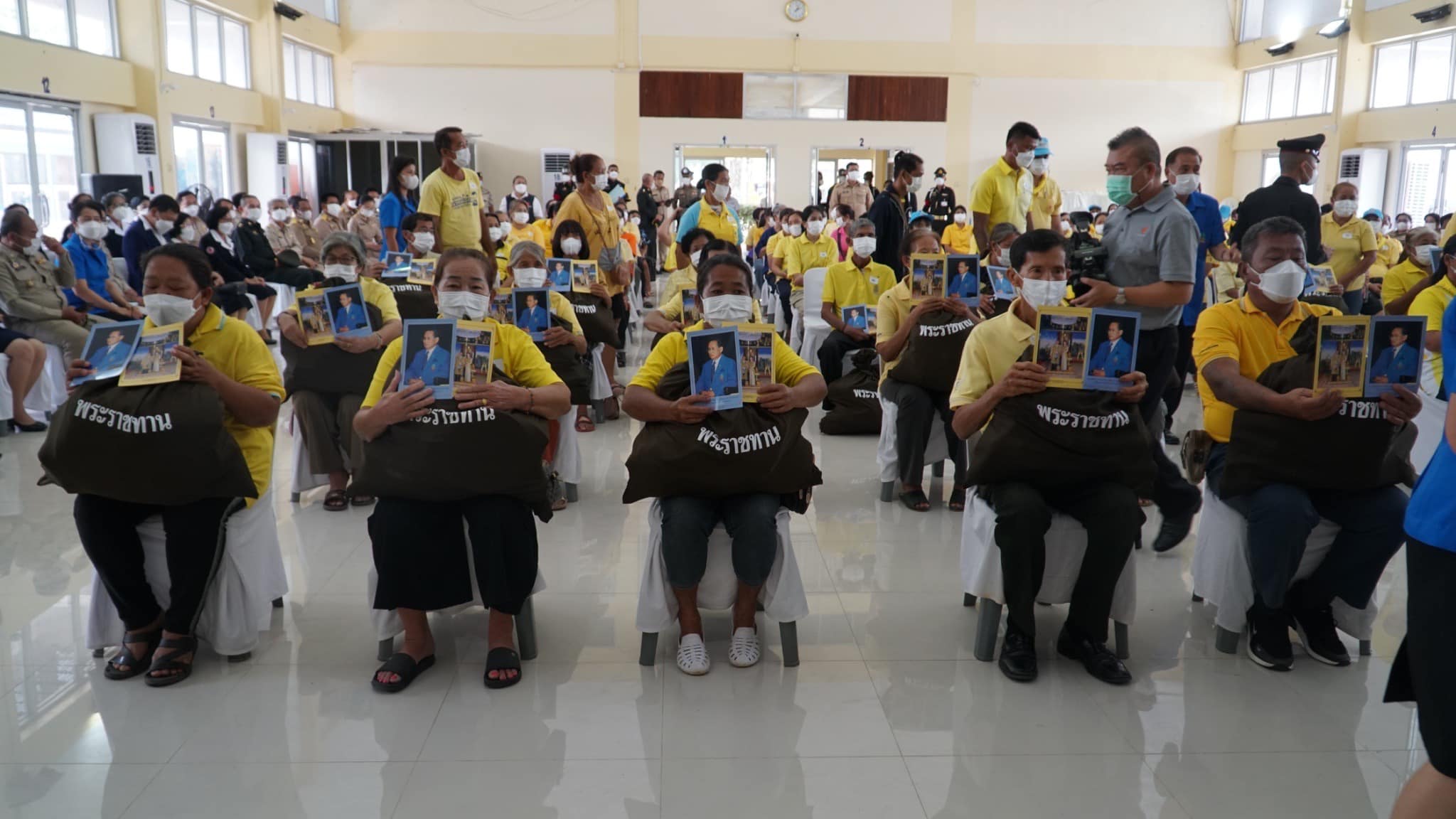 ??”พระบาทสมเด็จพระเจ้าอยู่หัวทรงพระกรุณาโปรดเกล้าฯให้องคมนตรี ร่วมกับมูลนิธิราชประชานุเคราะห์.ในพระบรมราชูปถัมภ์ เชิญสิ่งของพระราชทานมอบแก่ประชาชนผู้ประสบวาตภัยในพื้นที่จังหวัดปราจีนบุรี จำนวน 800 ราย”