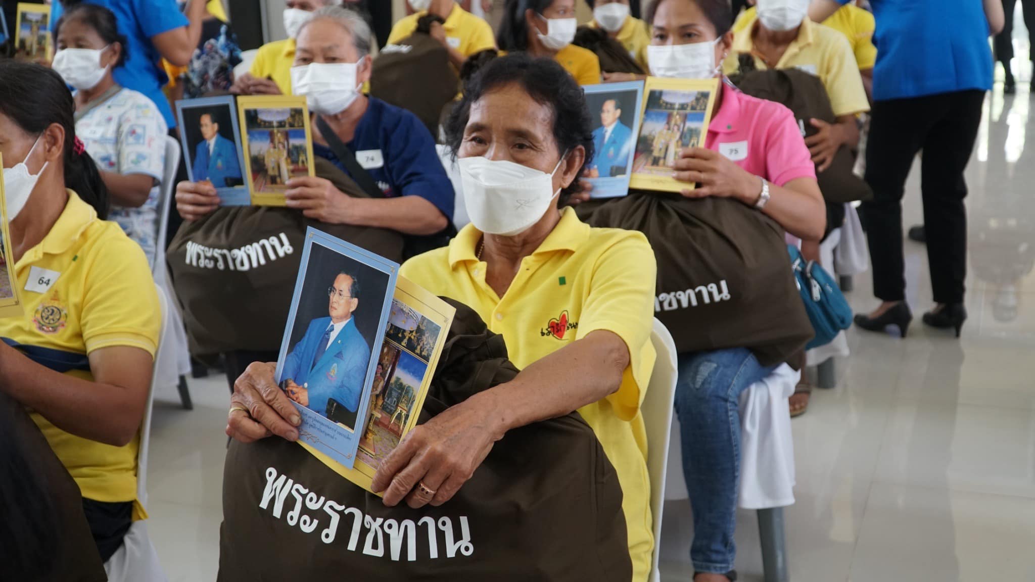 ??”พระบาทสมเด็จพระเจ้าอยู่หัวทรงพระกรุณาโปรดเกล้าฯให้องคมนตรี ร่วมกับมูลนิธิราชประชานุเคราะห์.ในพระบรมราชูปถัมภ์ เชิญสิ่งของพระราชทานมอบแก่ประชาชนผู้ประสบวาตภัยในพื้นที่จังหวัดปราจีนบุรี จำนวน 800 ราย”