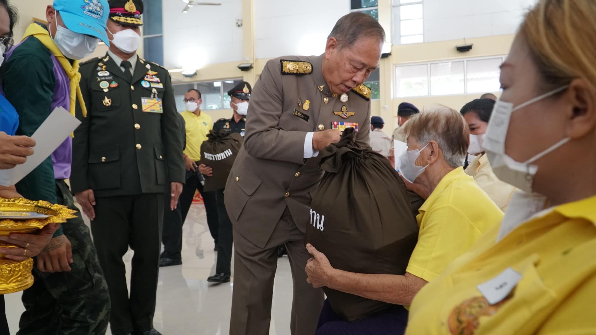 ??”พระบาทสมเด็จพระเจ้าอยู่หัวทรงพระกรุณาโปรดเกล้าฯให้องคมนตรี ร่วมกับมูลนิธิราชประชานุเคราะห์.ในพระบรมราชูปถัมภ์ เชิญสิ่งของพระราชทานมอบแก่ประชาชนผู้ประสบวาตภัยในพื้นที่จังหวัดปราจีนบุรี จำนวน 800 ราย”