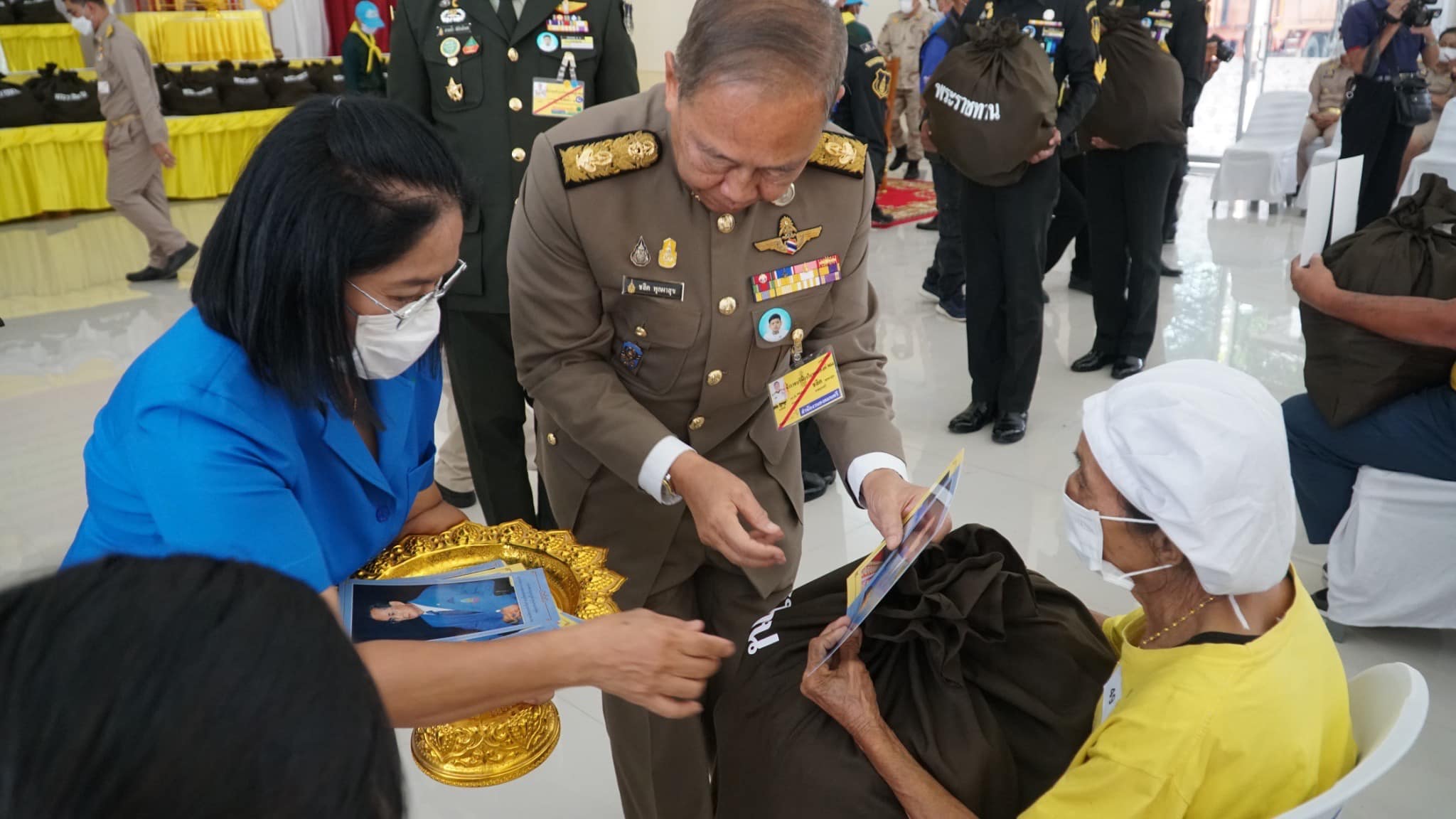 ??”พระบาทสมเด็จพระเจ้าอยู่หัวทรงพระกรุณาโปรดเกล้าฯให้องคมนตรี ร่วมกับมูลนิธิราชประชานุเคราะห์.ในพระบรมราชูปถัมภ์ เชิญสิ่งของพระราชทานมอบแก่ประชาชนผู้ประสบวาตภัยในพื้นที่จังหวัดปราจีนบุรี จำนวน 800 ราย”