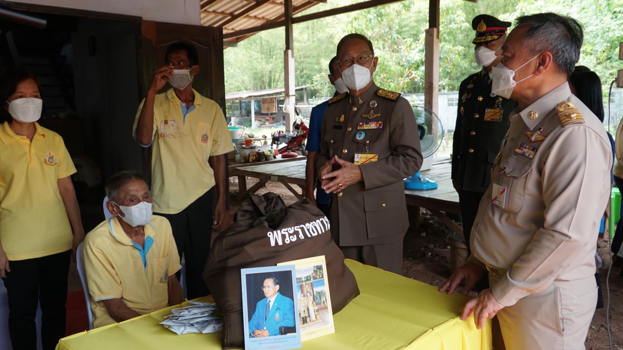 ??”พระบาทสมเด็จพระเจ้าอยู่หัวทรงพระกรุณาโปรดเกล้าฯให้องคมนตรี ร่วมกับมูลนิธิราชประชานุเคราะห์.ในพระบรมราชูปถัมภ์ เชิญสิ่งของพระราชทานมอบแก่ประชาชนผู้ประสบวาตภัยในพื้นที่จังหวัดปราจีนบุรี จำนวน 800 ราย”