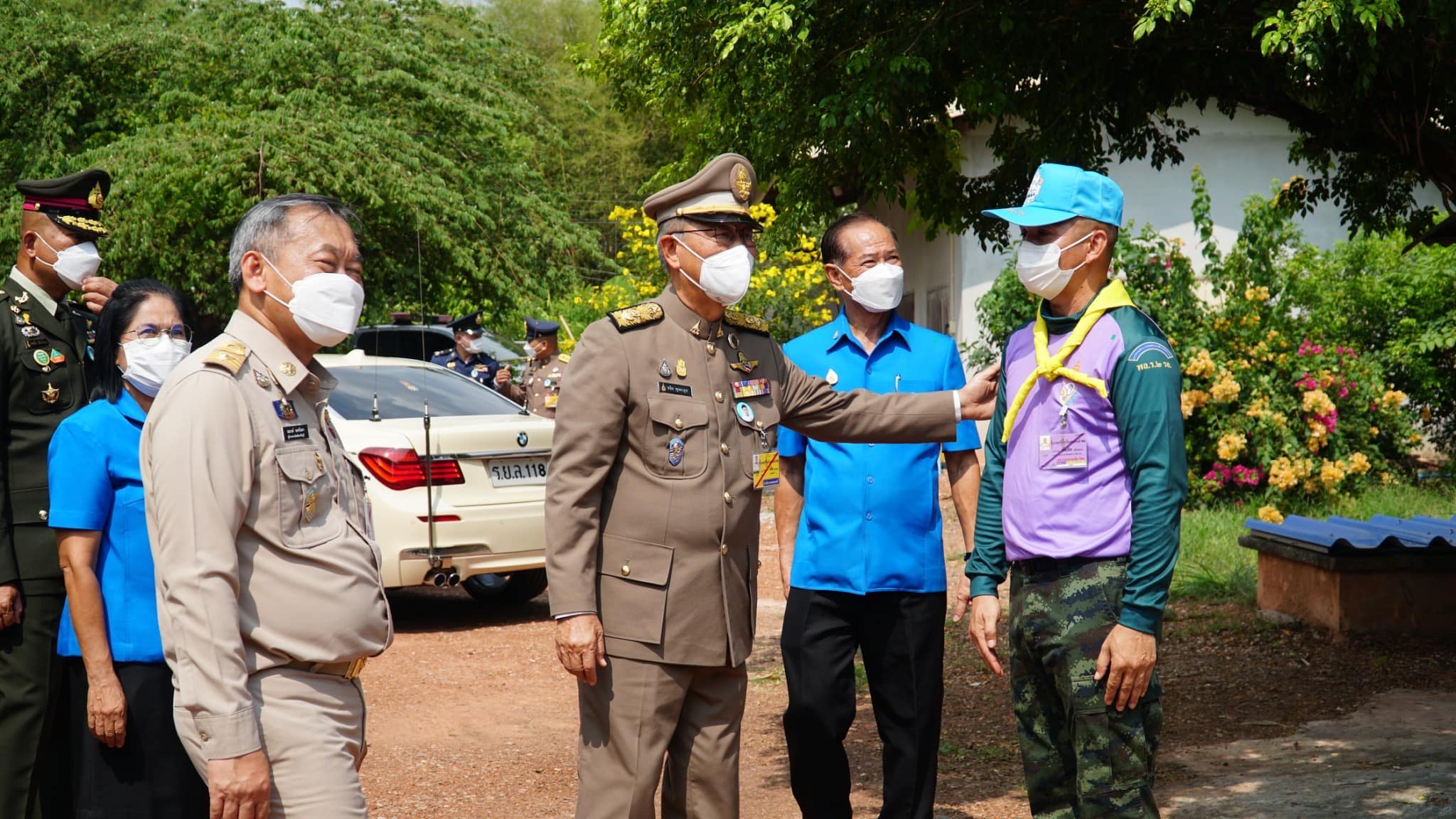 ??”พระบาทสมเด็จพระเจ้าอยู่หัวทรงพระกรุณาโปรดเกล้าฯให้องคมนตรี ร่วมกับมูลนิธิราชประชานุเคราะห์.ในพระบรมราชูปถัมภ์ เชิญสิ่งของพระราชทานมอบแก่ประชาชนผู้ประสบวาตภัยในพื้นที่จังหวัดปราจีนบุรี จำนวน 800 ราย”