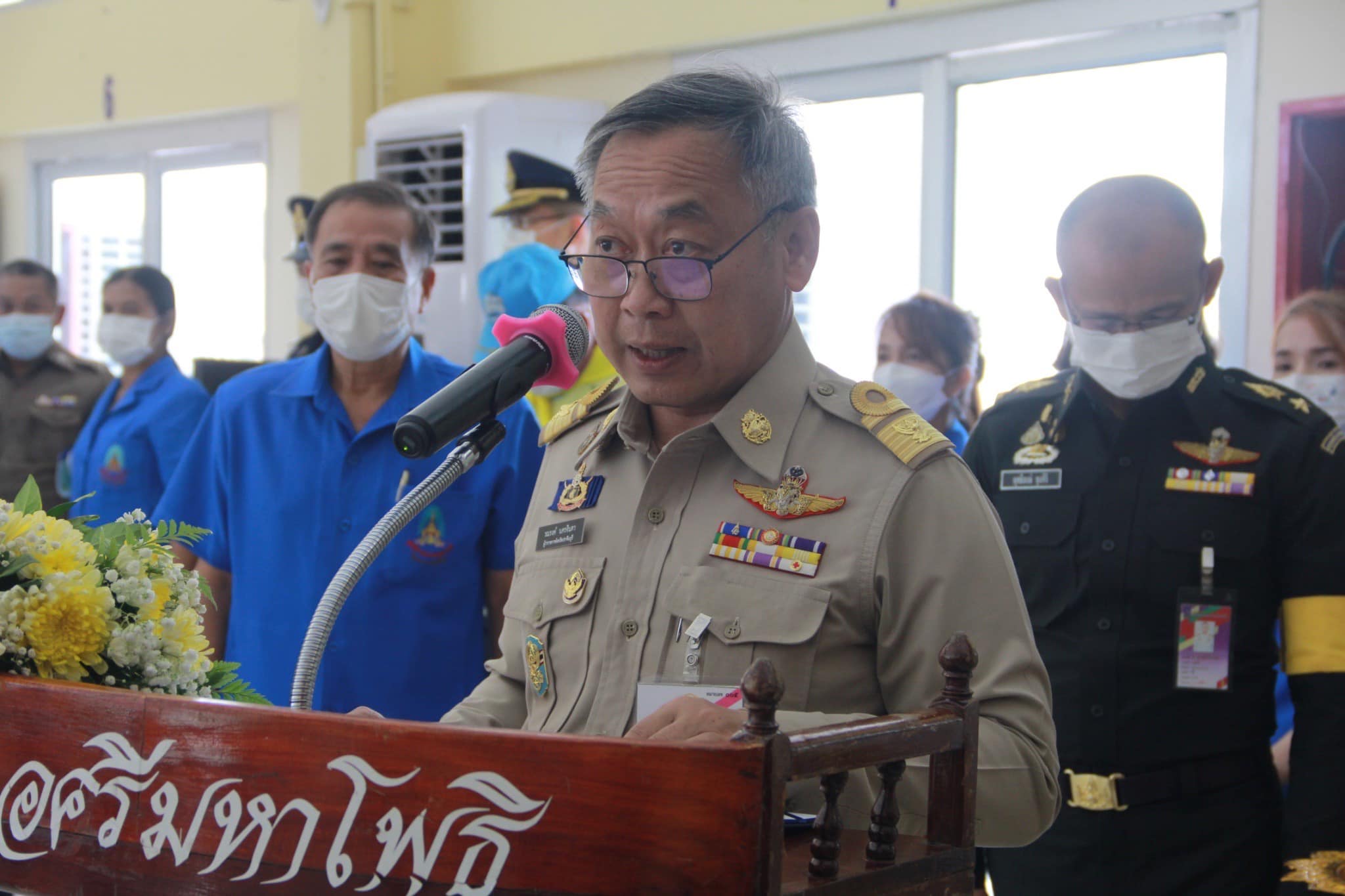 ??”พระบาทสมเด็จพระเจ้าอยู่หัวทรงพระกรุณาโปรดเกล้าฯให้องคมนตรี ร่วมกับมูลนิธิราชประชานุเคราะห์.ในพระบรมราชูปถัมภ์ เชิญสิ่งของพระราชทานมอบแก่ประชาชนผู้ประสบวาตภัยในพื้นที่จังหวัดปราจีนบุรี จำนวน 800 ราย”