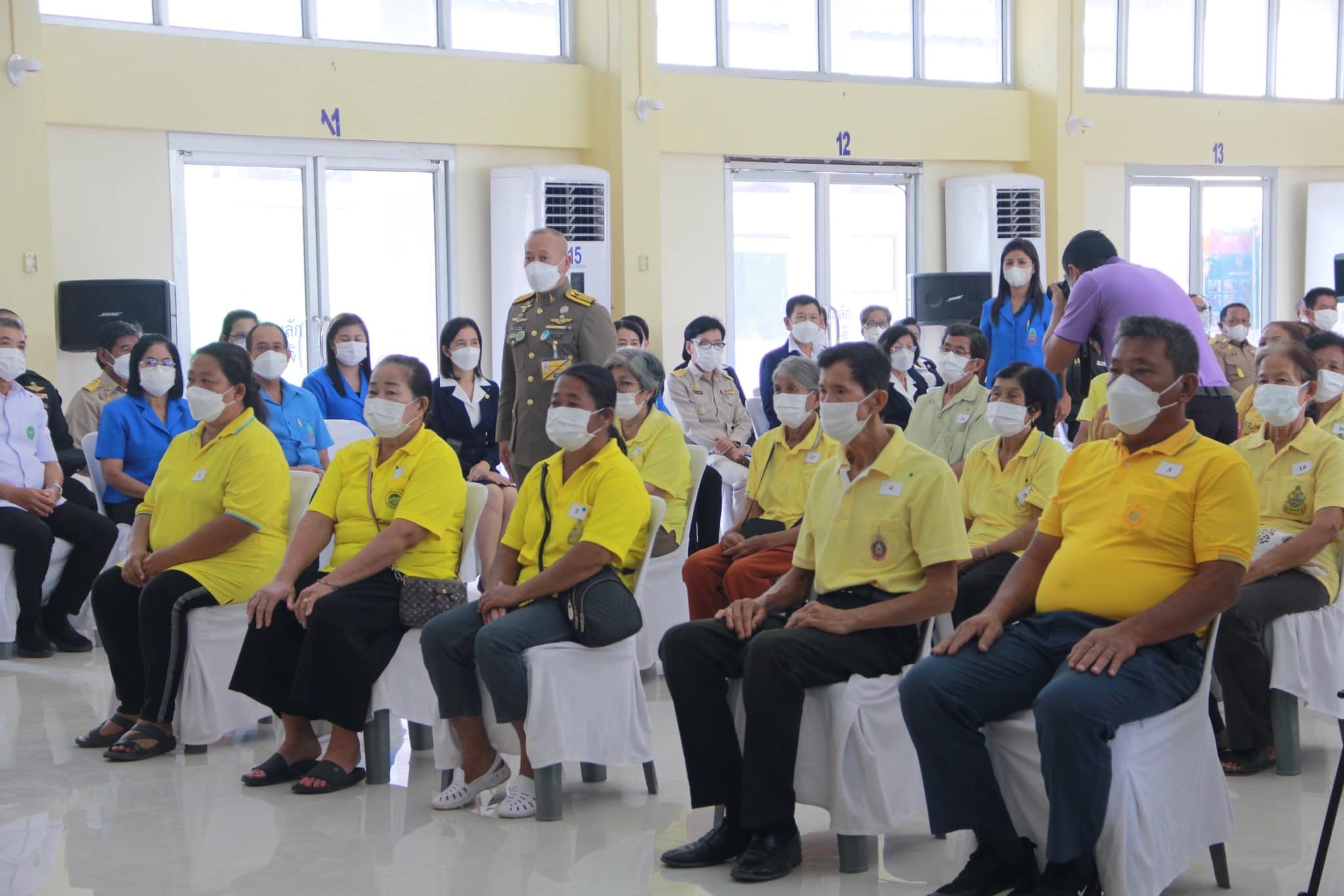 ??”พระบาทสมเด็จพระเจ้าอยู่หัวทรงพระกรุณาโปรดเกล้าฯให้องคมนตรี ร่วมกับมูลนิธิราชประชานุเคราะห์.ในพระบรมราชูปถัมภ์ เชิญสิ่งของพระราชทานมอบแก่ประชาชนผู้ประสบวาตภัยในพื้นที่จังหวัดปราจีนบุรี จำนวน 800 ราย”