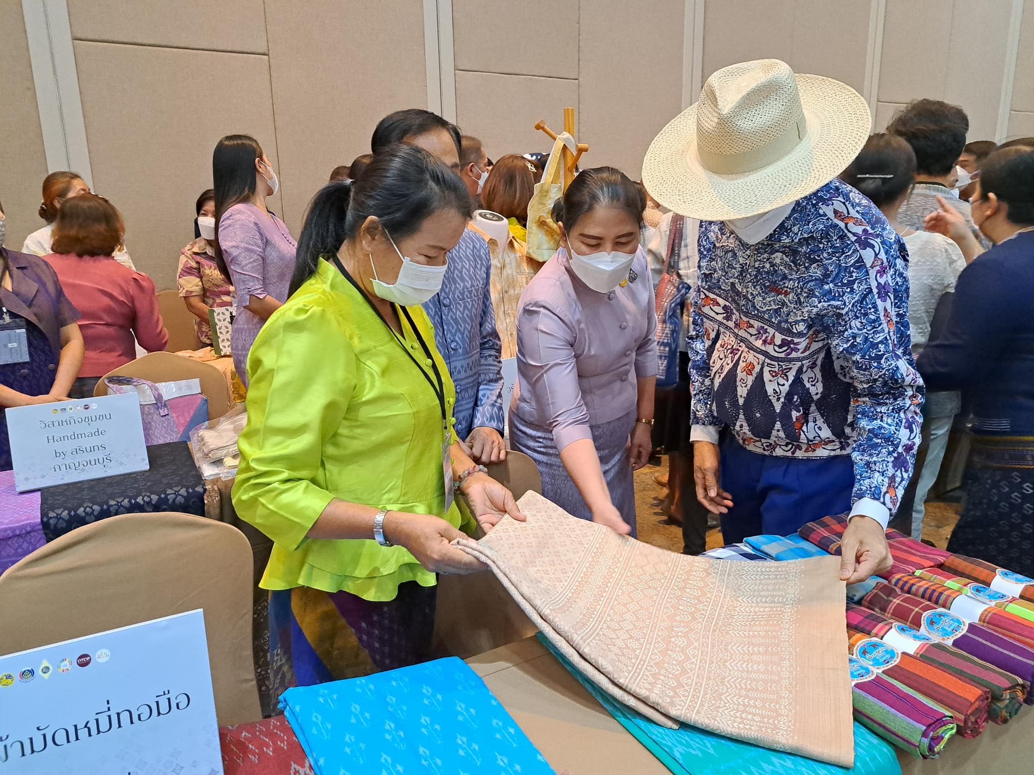??”พช.ปราจีนบุรี ร่วมโครงการยกระดับการพัฒนาผลิตภัณฑ์ภูมิปัญญาผ้าไทยและงานหัตถกรรมชุมชน กิจกรรมที่ 1 การพัฒนาศักยภาพผู้ผลิต ผู้ประกอบการ OTOP ด้านผ้าไทย และงานหัตถกรรม (Coaching) “ผ้าลายดอกรักราชกัญญา””