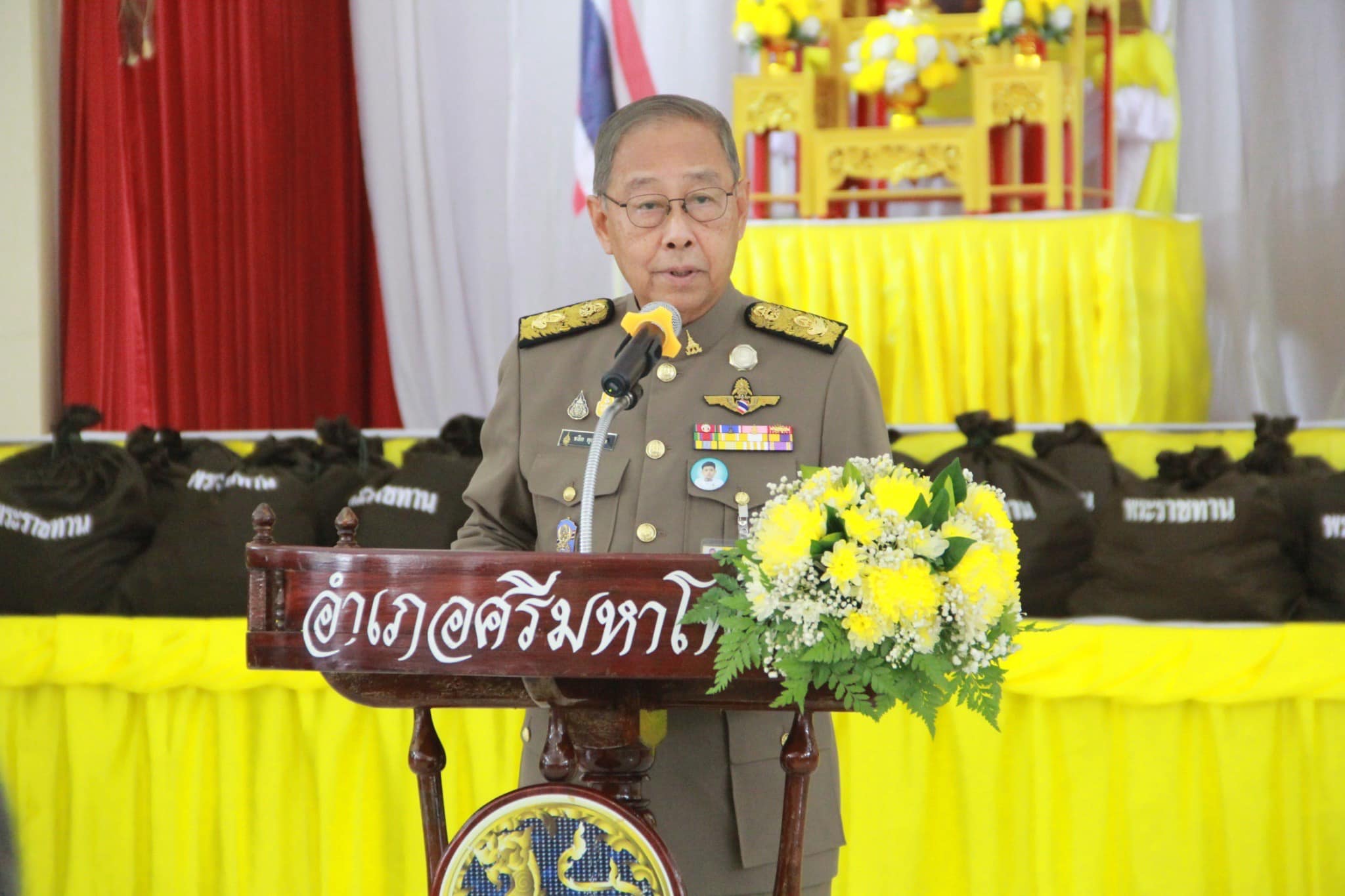 ??”พระบาทสมเด็จพระเจ้าอยู่หัวทรงพระกรุณาโปรดเกล้าฯให้องคมนตรี ร่วมกับมูลนิธิราชประชานุเคราะห์.ในพระบรมราชูปถัมภ์ เชิญสิ่งของพระราชทานมอบแก่ประชาชนผู้ประสบวาตภัยในพื้นที่จังหวัดปราจีนบุรี จำนวน 800 ราย”