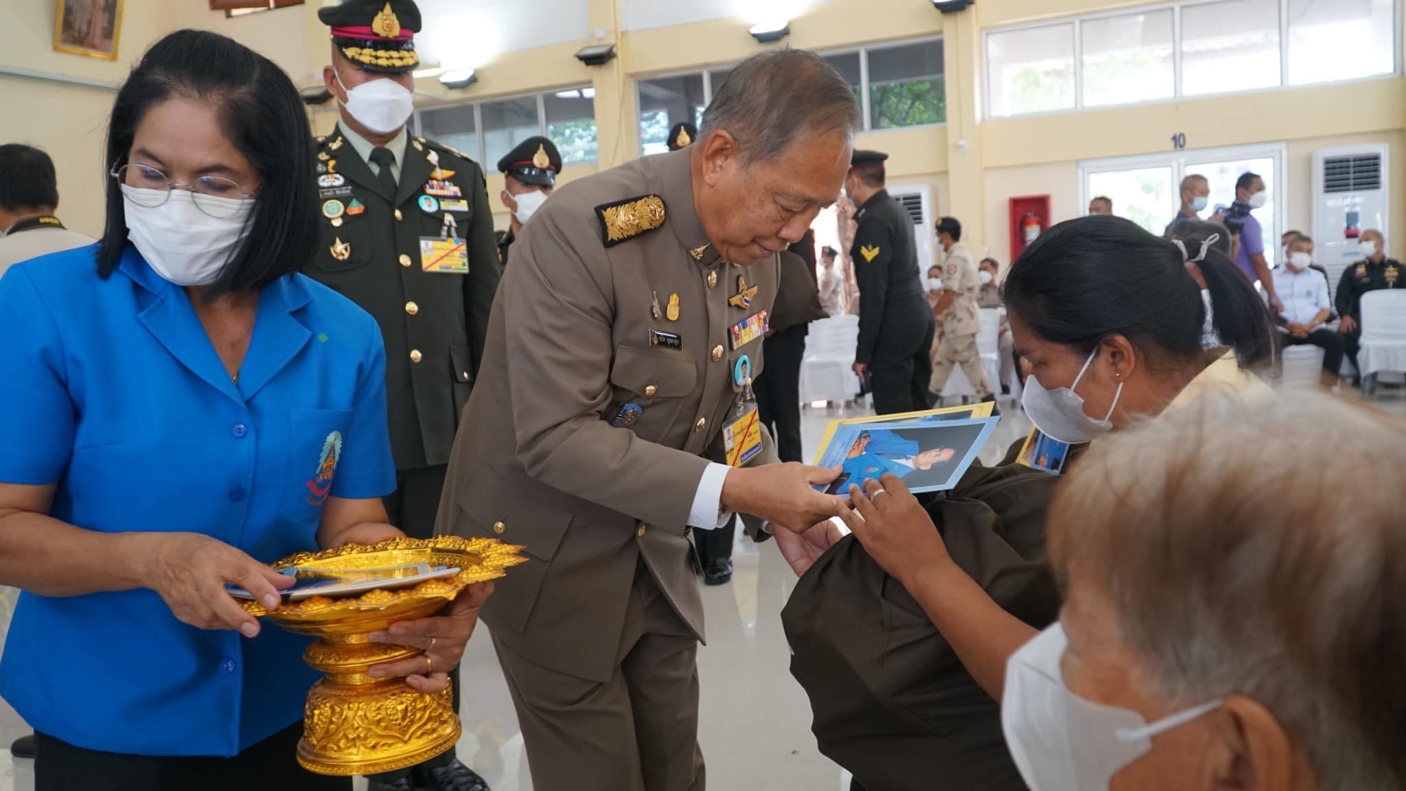 ??”พระบาทสมเด็จพระเจ้าอยู่หัวทรงพระกรุณาโปรดเกล้าฯให้องคมนตรี ร่วมกับมูลนิธิราชประชานุเคราะห์.ในพระบรมราชูปถัมภ์ เชิญสิ่งของพระราชทานมอบแก่ประชาชนผู้ประสบวาตภัยในพื้นที่จังหวัดปราจีนบุรี จำนวน 800 ราย”