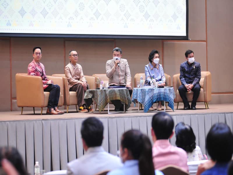??”พช.ปราจีนบุรี ร่วมโครงการยกระดับการพัฒนาผลิตภัณฑ์ภูมิปัญญาผ้าไทยและงานหัตถกรรมชุมชน กิจกรรมที่ 1 การพัฒนาศักยภาพผู้ผลิต ผู้ประกอบการ OTOP ด้านผ้าไทย และงานหัตถกรรม (Coaching) “ผ้าลายดอกรักราชกัญญา””