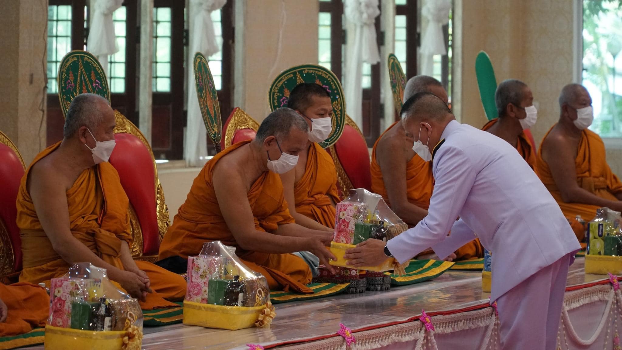 ??”พระบาทสมเด็จพระเจ้าอยู่หัว ทรงพระกรุณาโปรดพระราชทานผ้าไตร น้ำสรง และเครื่องสักการะ และไทยธรรมพระราชทาน ถวายแด่ พระครูสิริพัฒนโสภณ (เสริม ฐิตธมฺโม) ที่ปรึกษาเจ้าคณะจังหวัดปราจีนบุรี เจ้าอาวาสวัดสง่างาม เนื่องในโอกาสเจริญอายุวัฒนมงคล 83 ปี”