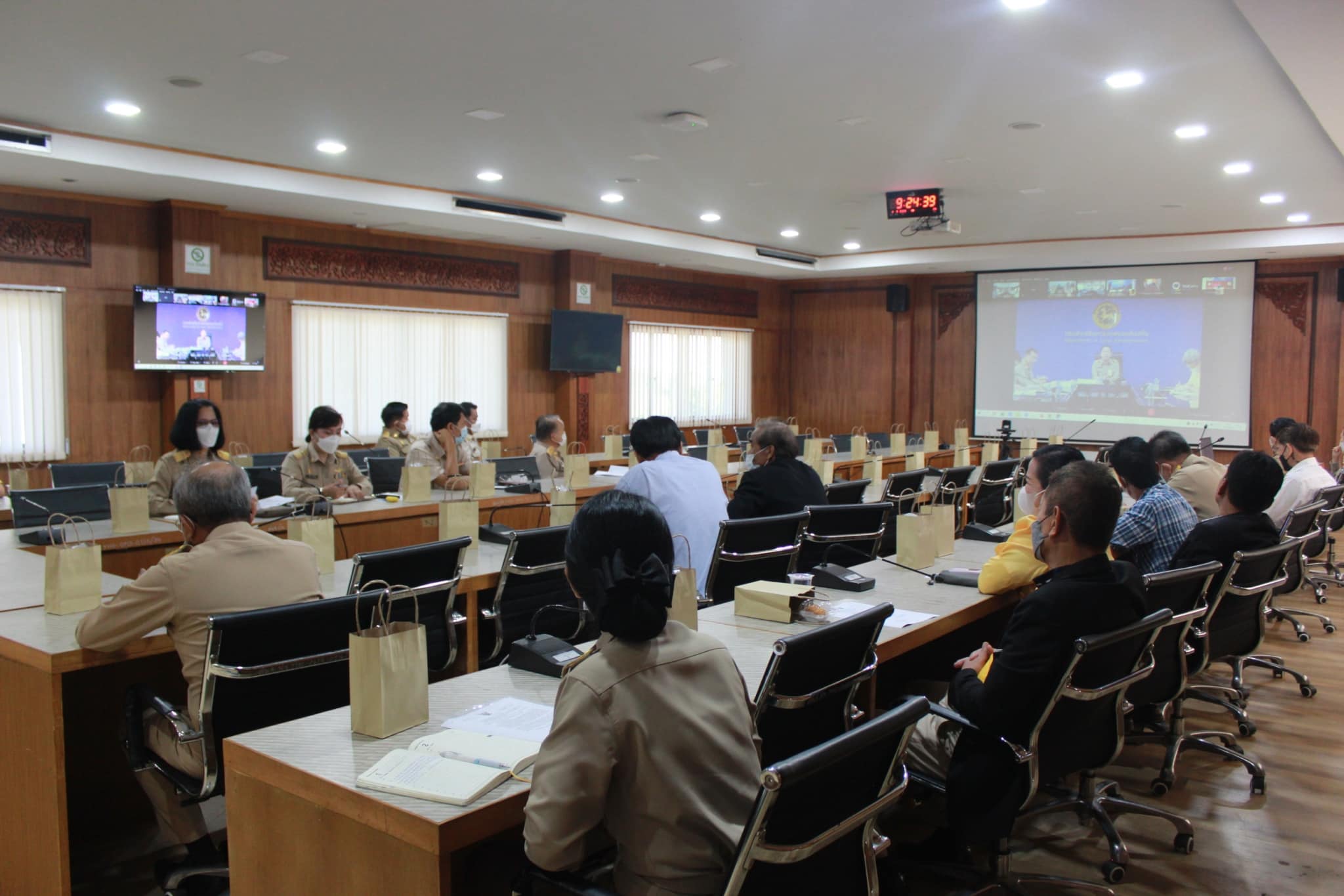 ??”พช.ปราจีนบุรี ร่วมประชุมเพื่อรับฟังความคิดเห็นประกอบการเสนอขอแก้ไขประกาศคณะกรรมการกลางข้าราชการหรือพนักงานส่วนท้องถิ่น เรื่อง มาตรฐานทั่วไปเกี่ยวกับการสอบคัดเลือกและการคัดเลือกข้าราชการหรือพนักงานส่วนท้องถิ่นให้ดำรงตำแหน่งสายผู้บริหาร”