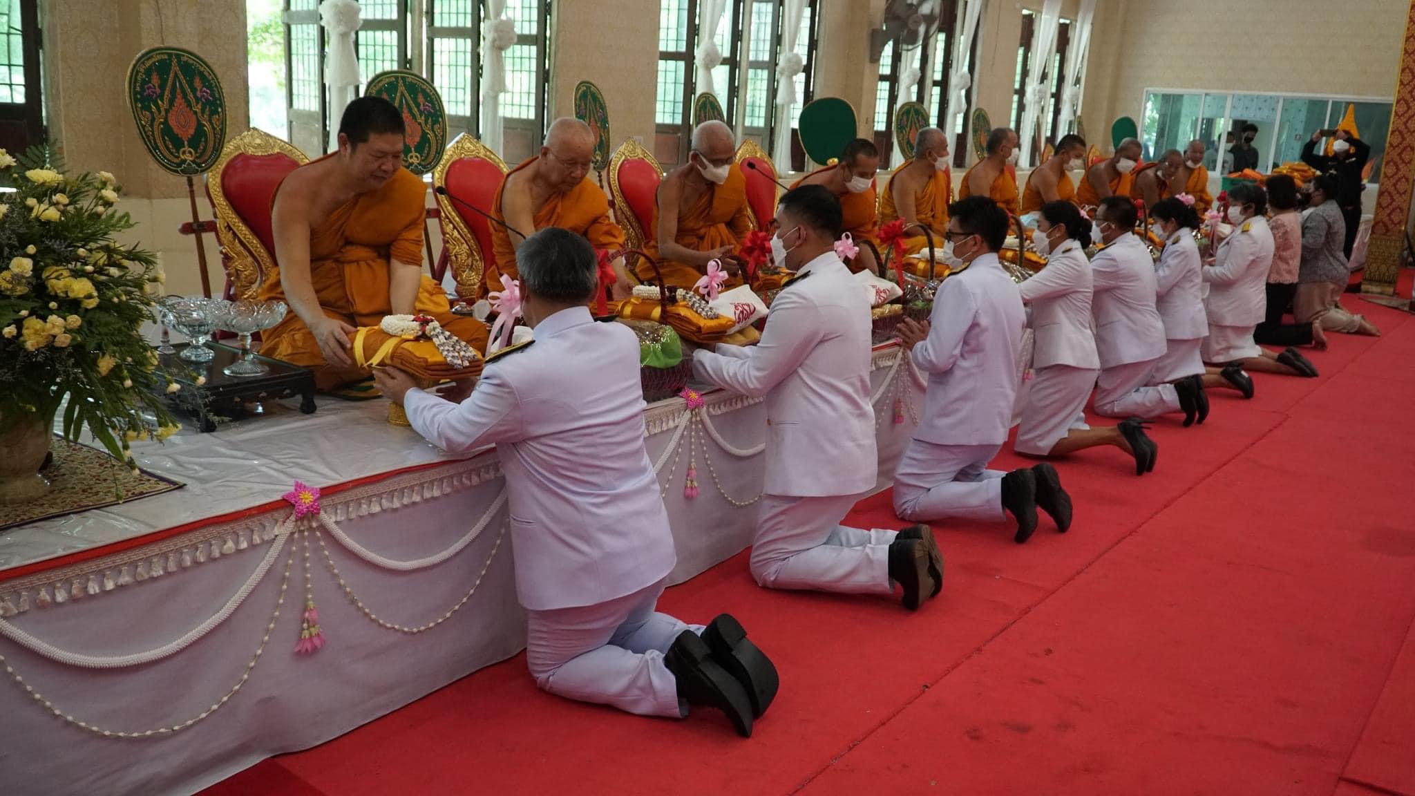 ??”พระบาทสมเด็จพระเจ้าอยู่หัว ทรงพระกรุณาโปรดพระราชทานผ้าไตร น้ำสรง และเครื่องสักการะ และไทยธรรมพระราชทาน ถวายแด่ พระครูสิริพัฒนโสภณ (เสริม ฐิตธมฺโม) ที่ปรึกษาเจ้าคณะจังหวัดปราจีนบุรี เจ้าอาวาสวัดสง่างาม เนื่องในโอกาสเจริญอายุวัฒนมงคล 83 ปี”