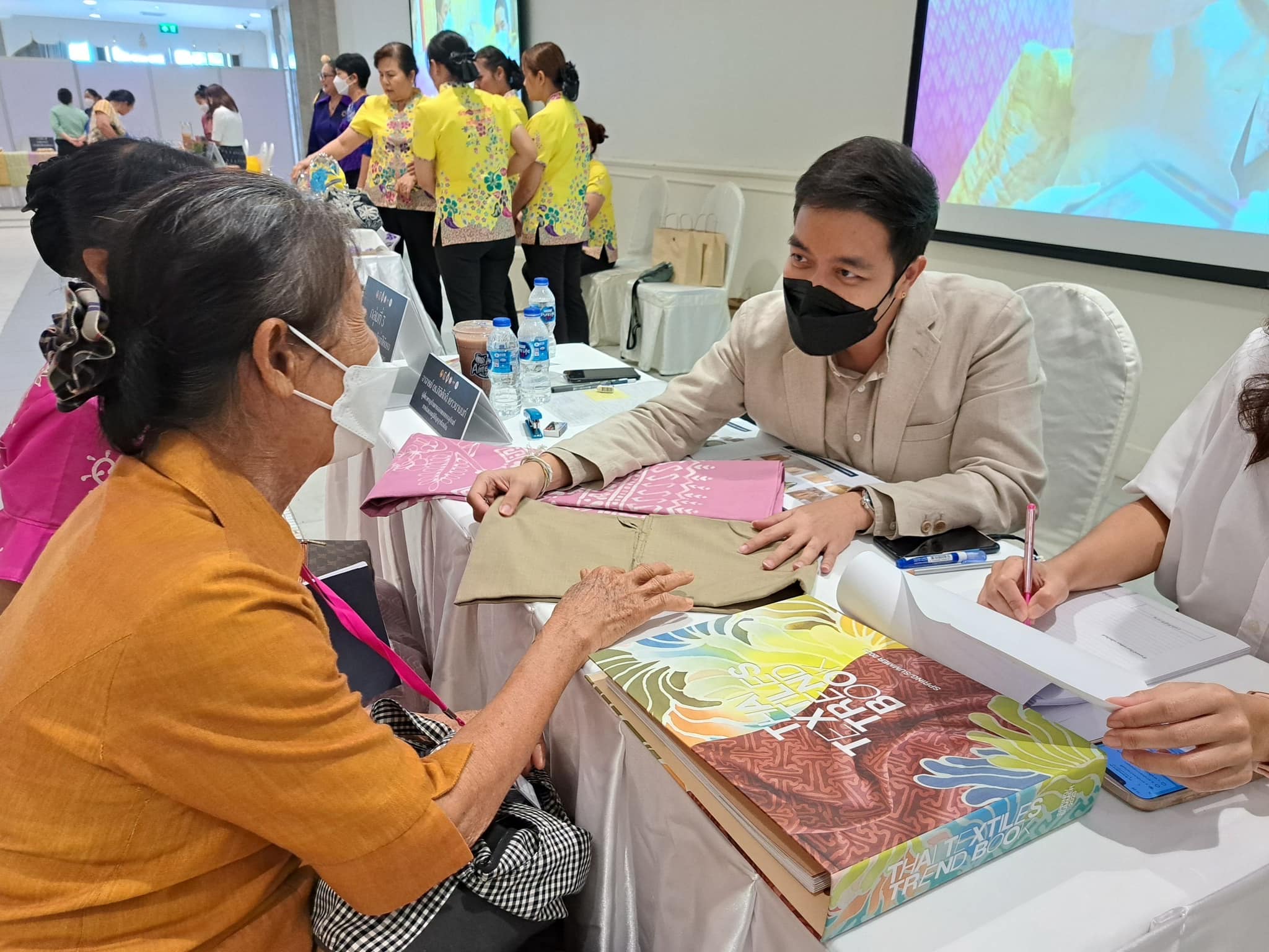 ??”พช.ปราจีนบุรี ร่วมโครงการพัฒนาศักยภาพผู้ผลิต ผู้ประกอบการประเภทผ้า และหัตถกรรมและโครงการจัดแสดงและจำหน่ายผลิตภัณฑ์ภูมิปัญญาผ้าไทย และงานหัตถกรรมชุมชน”