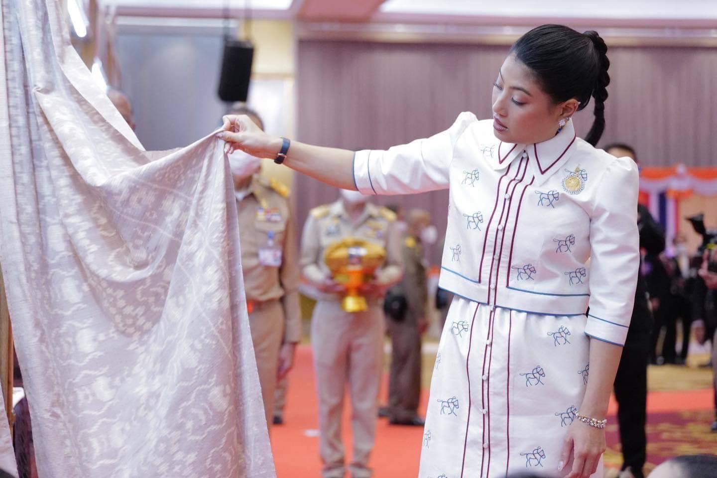 ??พช. ปราจีนบุรี : ร่วมเฝ้ารับเสด็จสมเด็จพระเจ้าลูกเธอ เจ้าฟ้าสิริวัณณวรี นารีรัตนราชกัญญา เนื่องในโอกาสเสด็จทอดพระเนตรนิทรรศการ การจัดแสดงและจำหน่ายผลิตภัณฑ์ภูมิปัญญาผ้าไทยและงานหัตถกรรมชุมชน ภาคกลาง