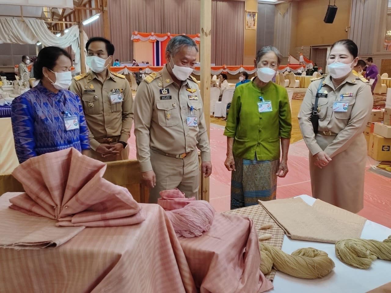 ??พช. ปราจีนบุรี : ร่วมเฝ้ารับเสด็จสมเด็จพระเจ้าลูกเธอ เจ้าฟ้าสิริวัณณวรี นารีรัตนราชกัญญา เนื่องในโอกาสเสด็จทอดพระเนตรนิทรรศการ การจัดแสดงและจำหน่ายผลิตภัณฑ์ภูมิปัญญาผ้าไทยและงานหัตถกรรมชุมชน ภาคกลาง