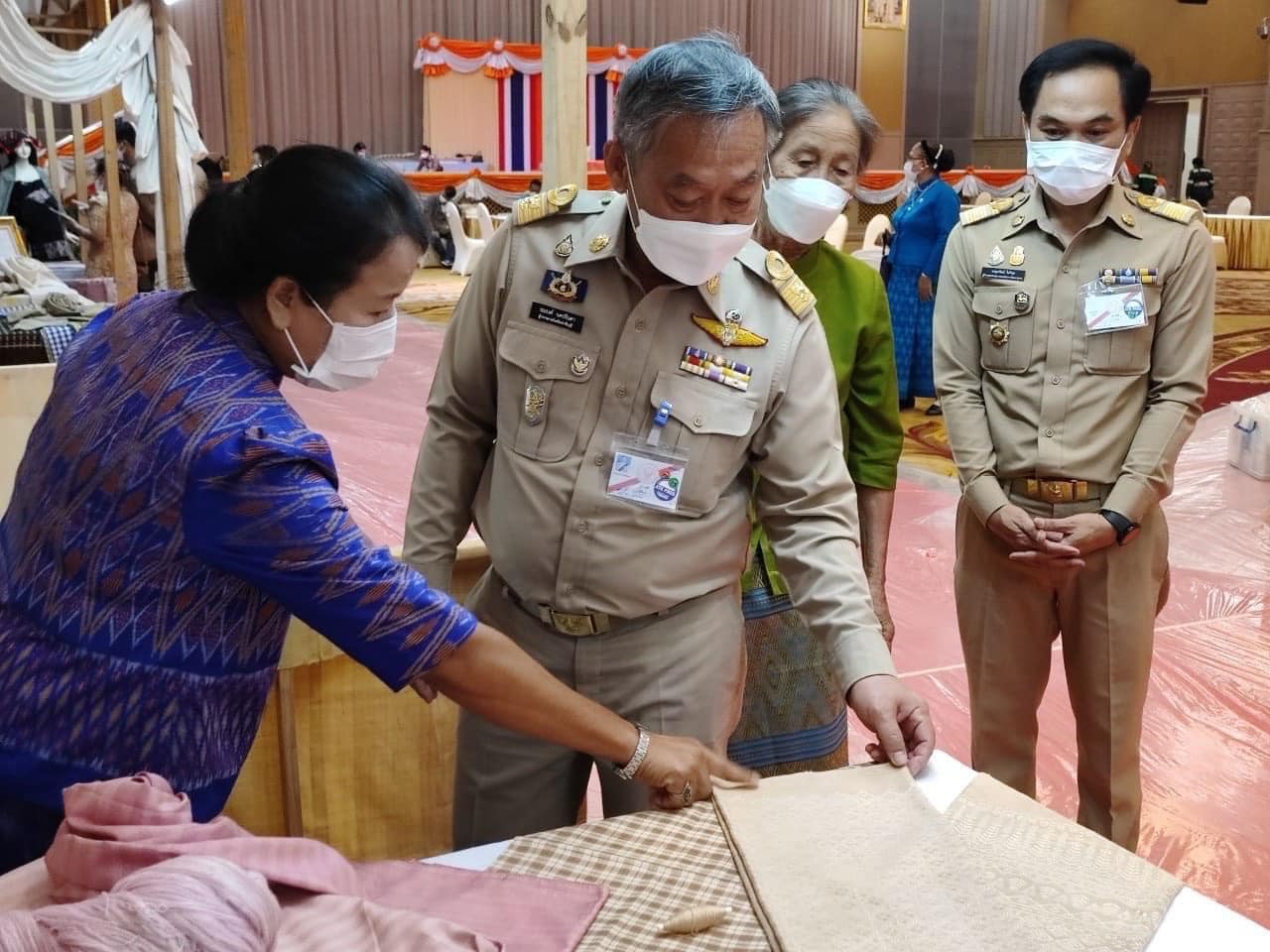 ??พช. ปราจีนบุรี : ร่วมเฝ้ารับเสด็จสมเด็จพระเจ้าลูกเธอ เจ้าฟ้าสิริวัณณวรี นารีรัตนราชกัญญา เนื่องในโอกาสเสด็จทอดพระเนตรนิทรรศการ การจัดแสดงและจำหน่ายผลิตภัณฑ์ภูมิปัญญาผ้าไทยและงานหัตถกรรมชุมชน ภาคกลาง