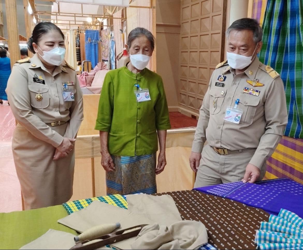 ??พช. ปราจีนบุรี : ร่วมเฝ้ารับเสด็จสมเด็จพระเจ้าลูกเธอ เจ้าฟ้าสิริวัณณวรี นารีรัตนราชกัญญา เนื่องในโอกาสเสด็จทอดพระเนตรนิทรรศการ การจัดแสดงและจำหน่ายผลิตภัณฑ์ภูมิปัญญาผ้าไทยและงานหัตถกรรมชุมชน ภาคกลาง