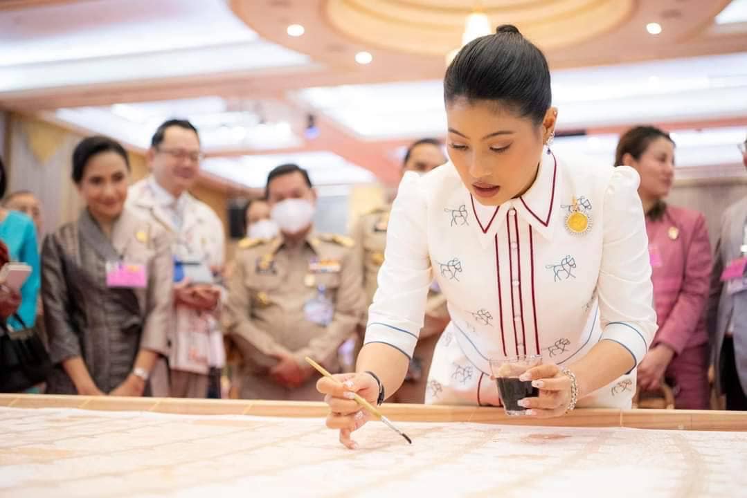 ??พช. ปราจีนบุรี : ร่วมเฝ้ารับเสด็จสมเด็จพระเจ้าลูกเธอ เจ้าฟ้าสิริวัณณวรี นารีรัตนราชกัญญา เนื่องในโอกาสเสด็จทอดพระเนตรนิทรรศการ การจัดแสดงและจำหน่ายผลิตภัณฑ์ภูมิปัญญาผ้าไทยและงานหัตถกรรมชุมชน ภาคกลาง