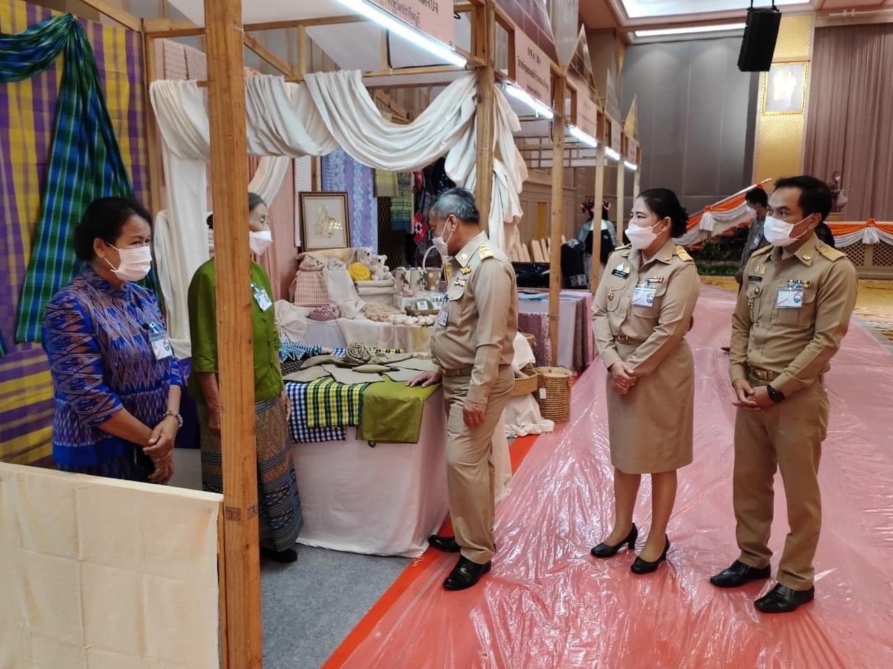 ??พช. ปราจีนบุรี : ร่วมเฝ้ารับเสด็จสมเด็จพระเจ้าลูกเธอ เจ้าฟ้าสิริวัณณวรี นารีรัตนราชกัญญา เนื่องในโอกาสเสด็จทอดพระเนตรนิทรรศการ การจัดแสดงและจำหน่ายผลิตภัณฑ์ภูมิปัญญาผ้าไทยและงานหัตถกรรมชุมชน ภาคกลาง