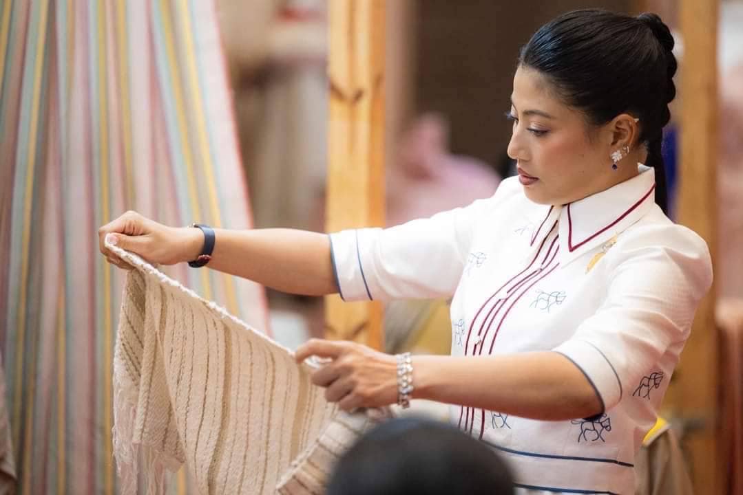??พช. ปราจีนบุรี : ร่วมเฝ้ารับเสด็จสมเด็จพระเจ้าลูกเธอ เจ้าฟ้าสิริวัณณวรี นารีรัตนราชกัญญา เนื่องในโอกาสเสด็จทอดพระเนตรนิทรรศการ การจัดแสดงและจำหน่ายผลิตภัณฑ์ภูมิปัญญาผ้าไทยและงานหัตถกรรมชุมชน ภาคกลาง