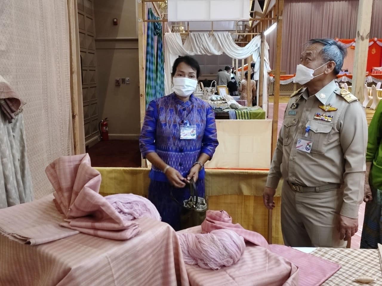 ??พช. ปราจีนบุรี : ร่วมเฝ้ารับเสด็จสมเด็จพระเจ้าลูกเธอ เจ้าฟ้าสิริวัณณวรี นารีรัตนราชกัญญา เนื่องในโอกาสเสด็จทอดพระเนตรนิทรรศการ การจัดแสดงและจำหน่ายผลิตภัณฑ์ภูมิปัญญาผ้าไทยและงานหัตถกรรมชุมชน ภาคกลาง