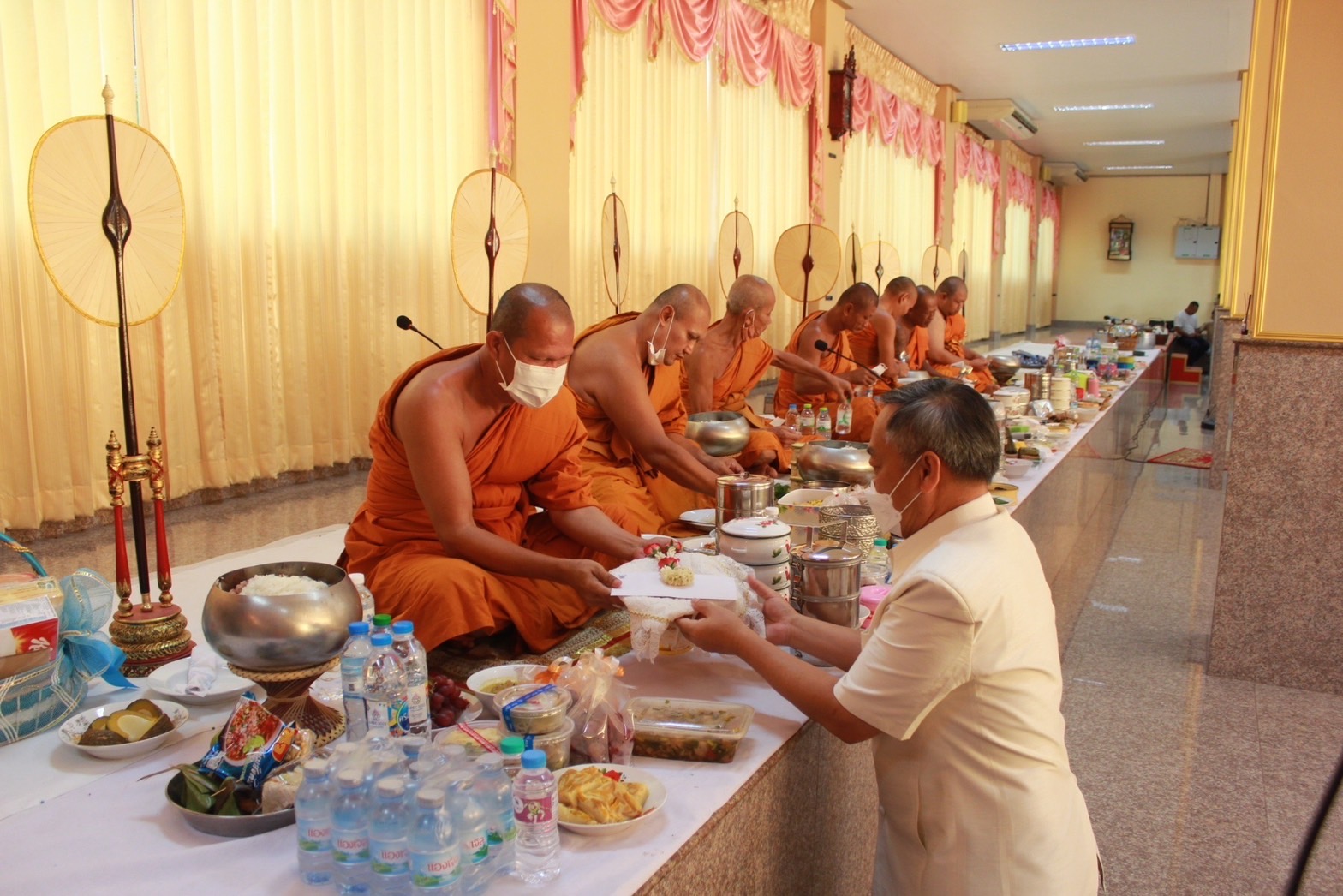✨✨”พช.ปราจีนบุรี ร่วมกิจกรรมเข้าวัดปฏิบัติธรรมวันธรรมสวนะ “ครอบครัวหิ้วตะกร้า ศรัทธาอิ่มบุญ อุดหนุนชุมชน””