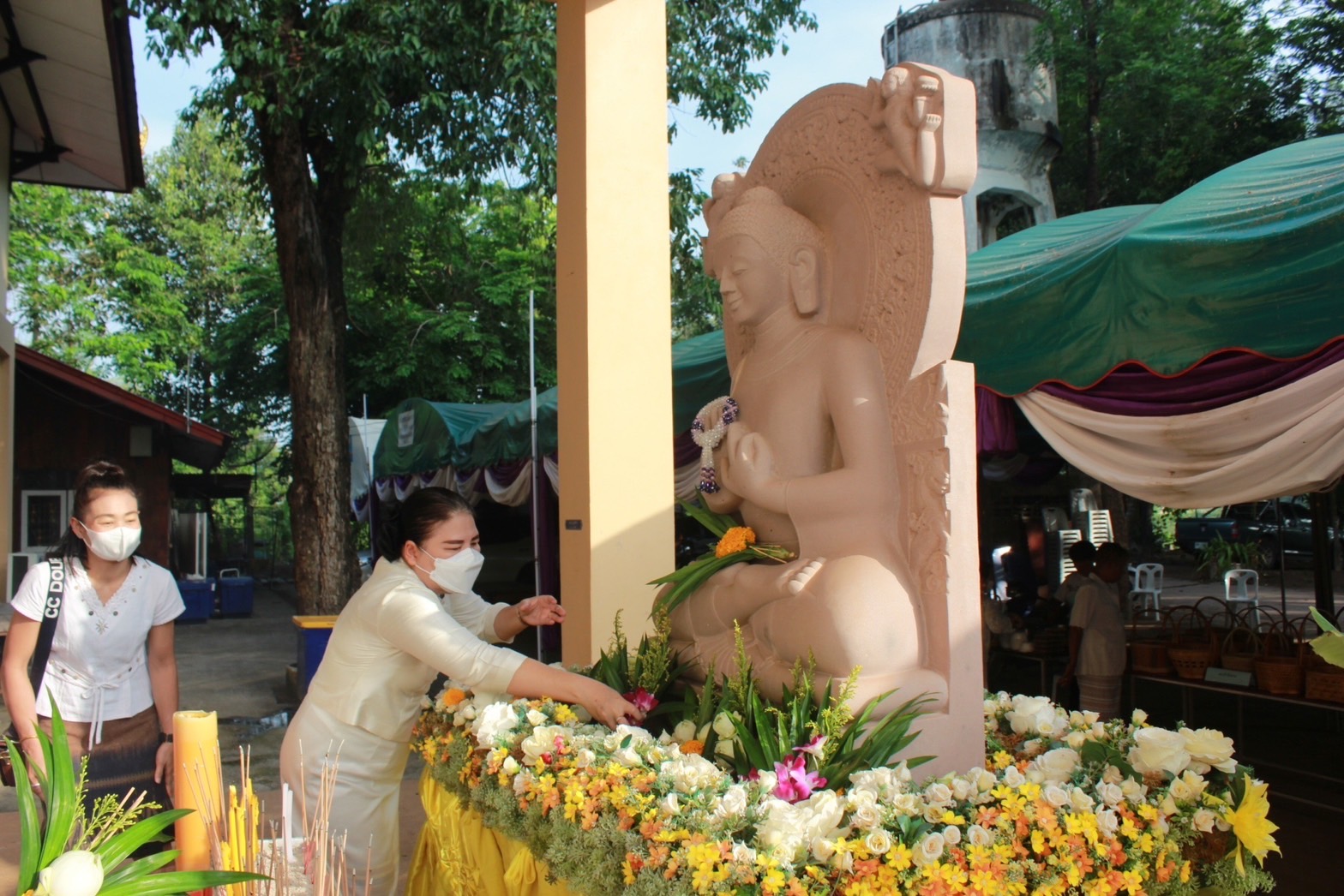 ✨✨”พช.ปราจีนบุรี ร่วมกิจกรรมเข้าวัดปฏิบัติธรรมวันธรรมสวนะ “ครอบครัวหิ้วตะกร้า ศรัทธาอิ่มบุญ อุดหนุนชุมชน””