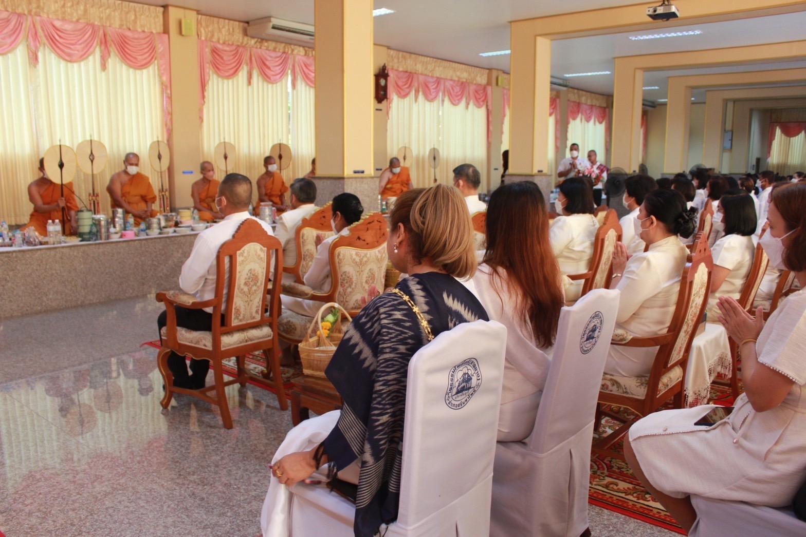 ✨✨”พช.ปราจีนบุรี ร่วมกิจกรรมเข้าวัดปฏิบัติธรรมวันธรรมสวนะ “ครอบครัวหิ้วตะกร้า ศรัทธาอิ่มบุญ อุดหนุนชุมชน””