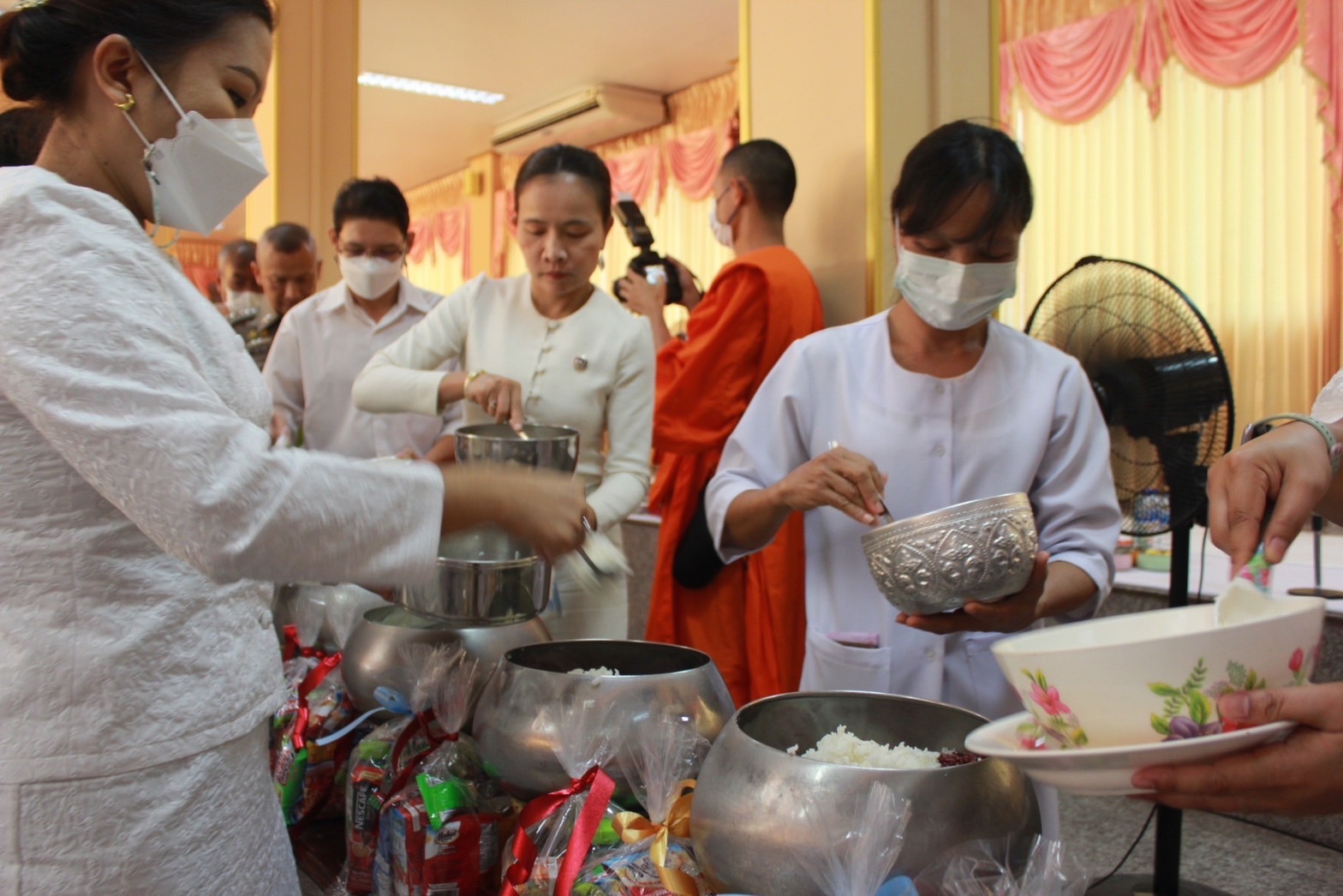 ✨✨”พช.ปราจีนบุรี ร่วมกิจกรรมเข้าวัดปฏิบัติธรรมวันธรรมสวนะ “ครอบครัวหิ้วตะกร้า ศรัทธาอิ่มบุญ อุดหนุนชุมชน””