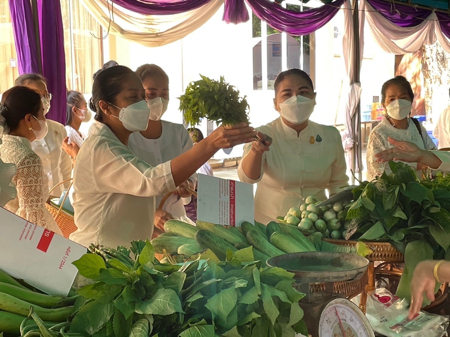 ✨✨”พช.ปราจีนบุรี ร่วมกิจกรรมเข้าวัดปฏิบัติธรรมวันธรรมสวนะ “ครอบครัวหิ้วตะกร้า ศรัทธาอิ่มบุญ อุดหนุนชุมชน””