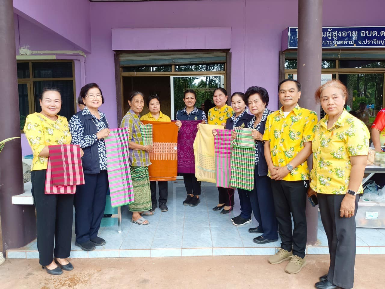 ✨✨”พช.ปราจีนบุรี ลงพื้นที่ติดตามความก้าวหน้าของกลุ่มทอผ้า ในการประกวดผ้าลายพระราชทาน “ผ้าลายดอกรักราชกัญญา” และงานหัตถกรรม ปี พ.ศ. 2566”