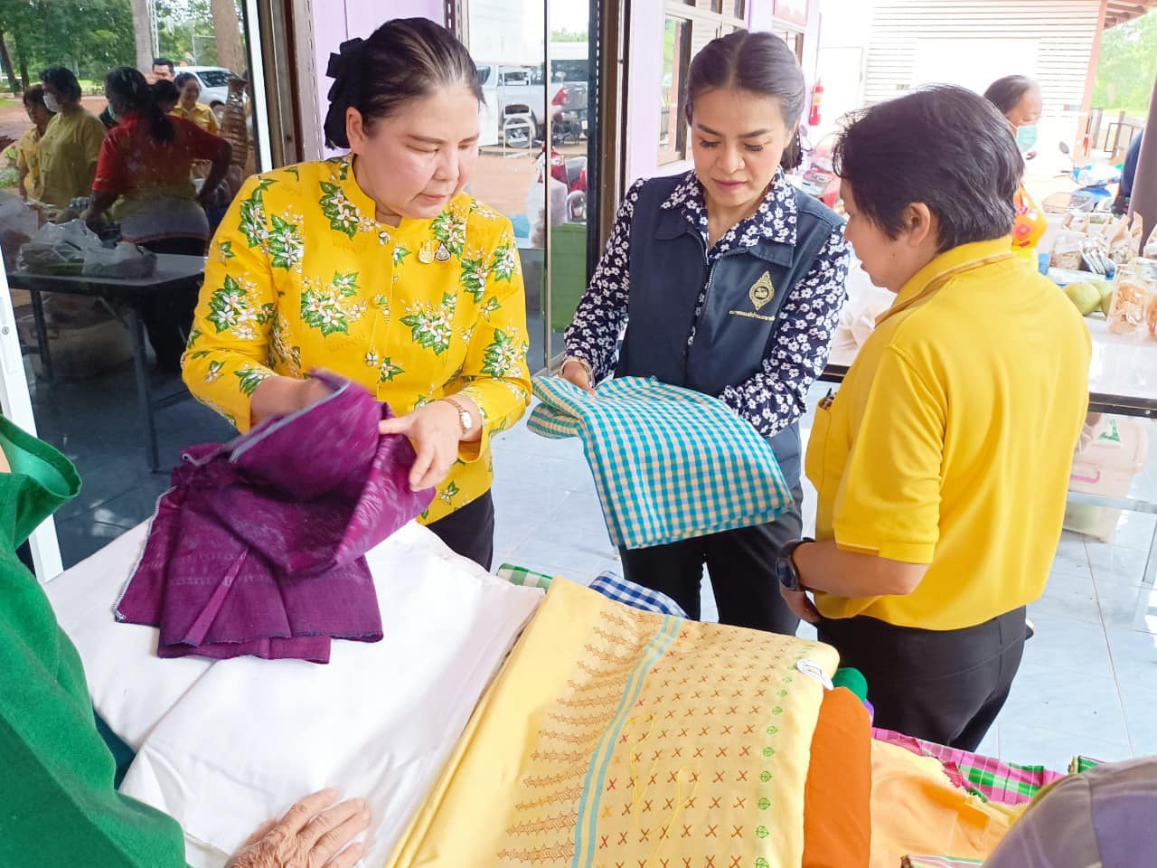 ✨✨”พช.ปราจีนบุรี ลงพื้นที่ติดตามความก้าวหน้าของกลุ่มทอผ้า ในการประกวดผ้าลายพระราชทาน “ผ้าลายดอกรักราชกัญญา” และงานหัตถกรรม ปี พ.ศ. 2566”