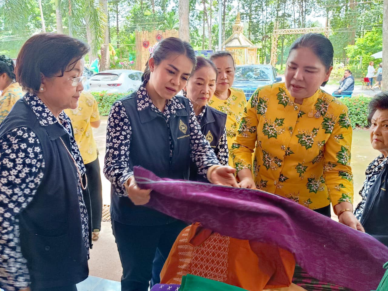 ✨✨”พช.ปราจีนบุรี ลงพื้นที่ติดตามความก้าวหน้าของกลุ่มทอผ้า ในการประกวดผ้าลายพระราชทาน “ผ้าลายดอกรักราชกัญญา” และงานหัตถกรรม ปี พ.ศ. 2566”