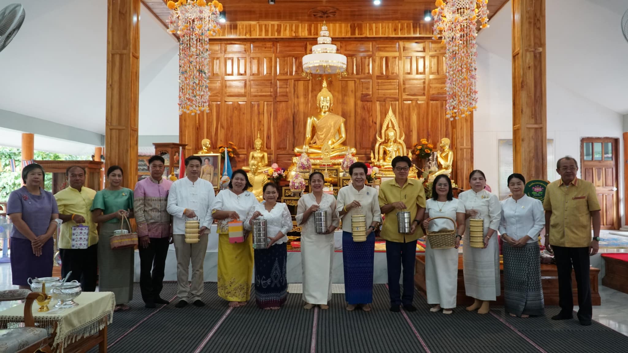 ✨✨”พช.ปราจีนบุรี ร่วมโครงการเข้าพรรษา ผู้ว่าฯ พาเข้าวัด หิ้วปิ่นโต แต่งผ้าไทย ประจำปี 2566”