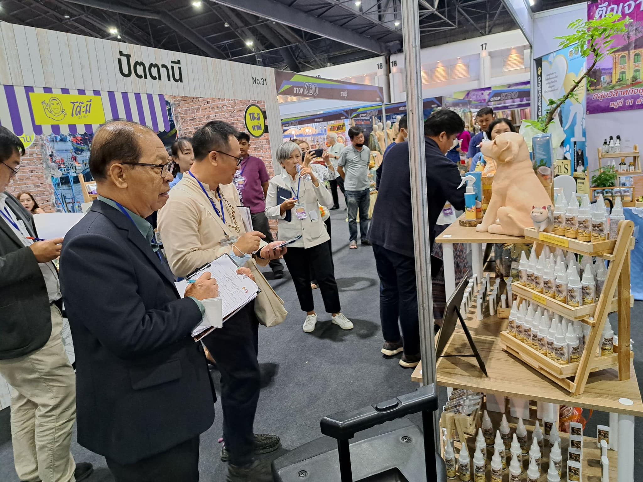 พช.ปราจีนบุรี ? OTOP ปราจีนบุรีโชว์ของดี ในเวทีประกวดผลการดำเนินงานโครงการ Knowleged Based OTOP : KBO ปี 2566 ในงานศิลปาชีพ ประทีปไทย OTOP หลอมดวงใจ ด้วยพระบารมี ✨