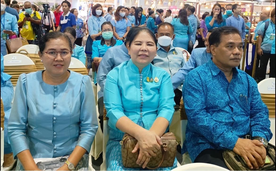 ✨✨”พช.ปราจีนบุรี ร่วมพิธีเปิดงาน “ศิลปาชีพประทีปไทย OTOP ก้าวไกลด้วยพระบารมี” ปี 2565 เพื่อเฉลิมพระเกียรติ “สมเด็จพระพันปีหลวง” 90 พรรษา สืบสาน สร้างสรรค์งานศิลป์-ผ้าถิ่นไทย สู่ความร่วมสมัย นำรายได้สู่ชุมชน”