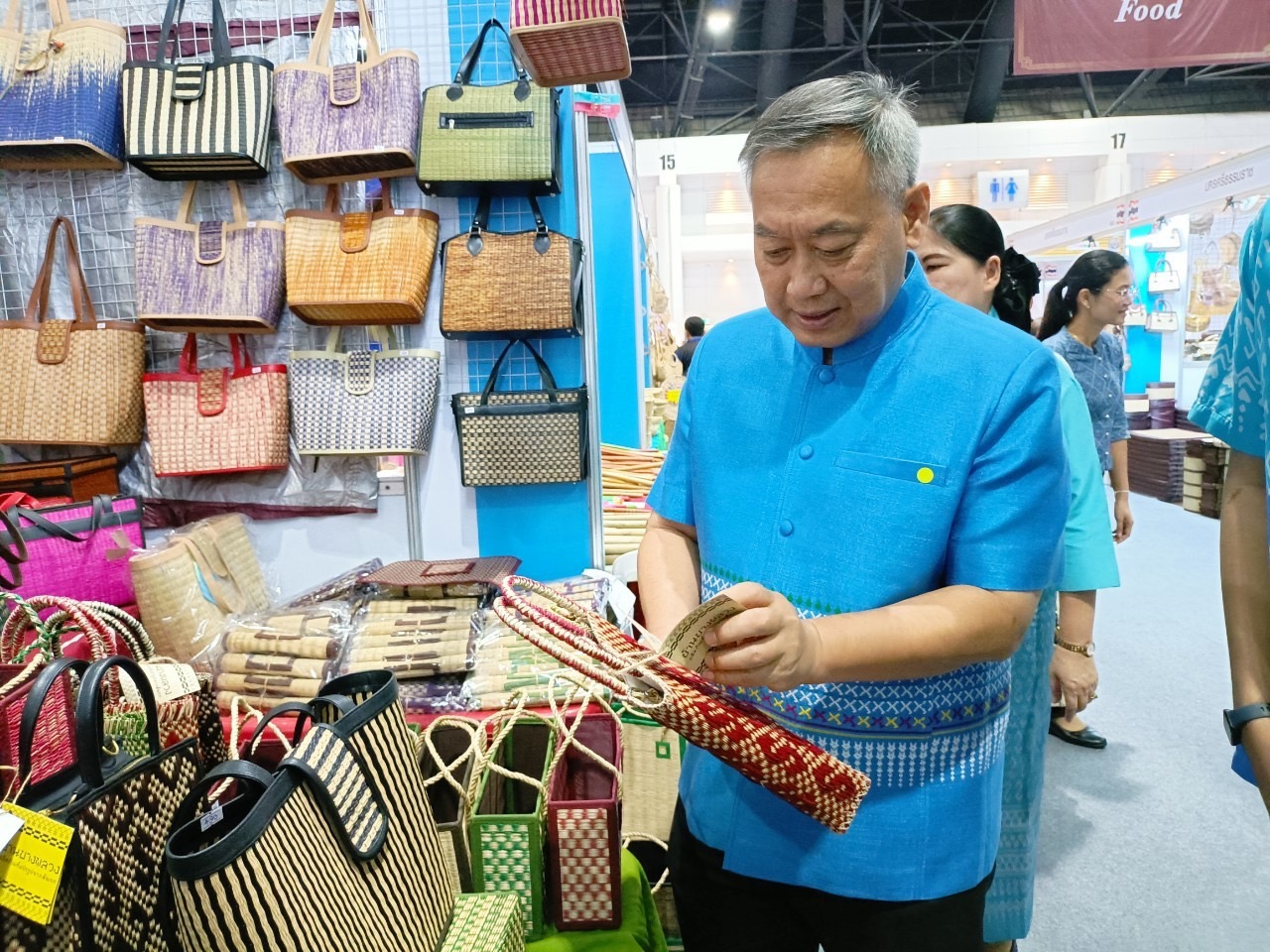 ✨✨”พช.ปราจีนบุรี ร่วมพิธีเปิดงาน “ศิลปาชีพประทีปไทย OTOP ก้าวไกลด้วยพระบารมี” ปี 2565 เพื่อเฉลิมพระเกียรติ “สมเด็จพระพันปีหลวง” 90 พรรษา สืบสาน สร้างสรรค์งานศิลป์-ผ้าถิ่นไทย สู่ความร่วมสมัย นำรายได้สู่ชุมชน”