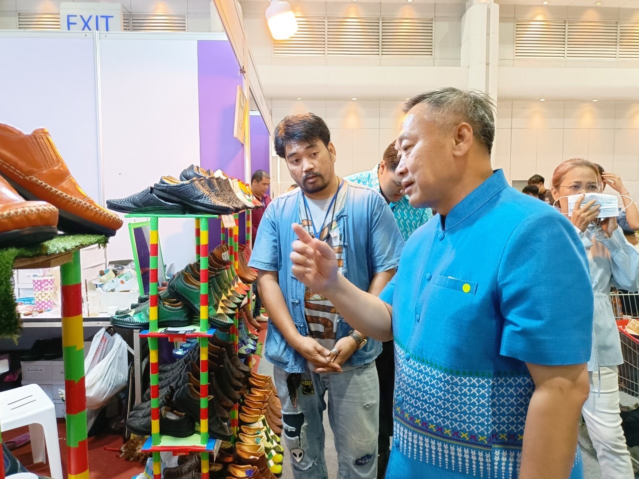 ✨✨”พช.ปราจีนบุรี ร่วมพิธีเปิดงาน “ศิลปาชีพประทีปไทย OTOP ก้าวไกลด้วยพระบารมี” ปี 2565 เพื่อเฉลิมพระเกียรติ “สมเด็จพระพันปีหลวง” 90 พรรษา สืบสาน สร้างสรรค์งานศิลป์-ผ้าถิ่นไทย สู่ความร่วมสมัย นำรายได้สู่ชุมชน”