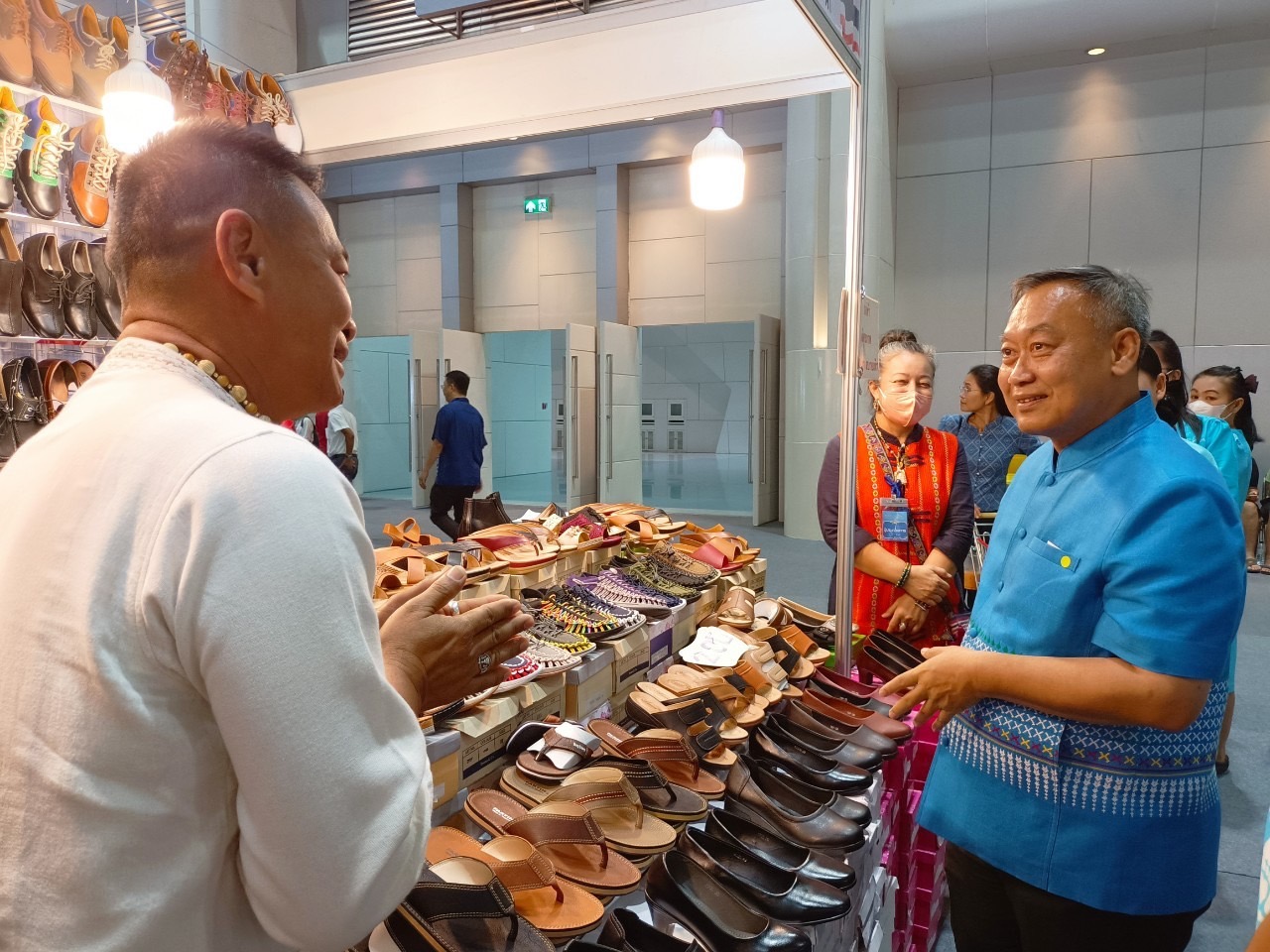 ✨✨”พช.ปราจีนบุรี ร่วมพิธีเปิดงาน “ศิลปาชีพประทีปไทย OTOP ก้าวไกลด้วยพระบารมี” ปี 2565 เพื่อเฉลิมพระเกียรติ “สมเด็จพระพันปีหลวง” 90 พรรษา สืบสาน สร้างสรรค์งานศิลป์-ผ้าถิ่นไทย สู่ความร่วมสมัย นำรายได้สู่ชุมชน”