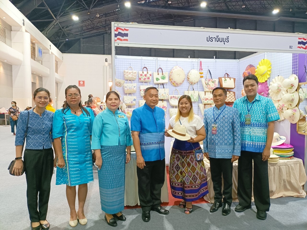 ✨✨”พช.ปราจีนบุรี ร่วมพิธีเปิดงาน “ศิลปาชีพประทีปไทย OTOP ก้าวไกลด้วยพระบารมี” ปี 2565 เพื่อเฉลิมพระเกียรติ “สมเด็จพระพันปีหลวง” 90 พรรษา สืบสาน สร้างสรรค์งานศิลป์-ผ้าถิ่นไทย สู่ความร่วมสมัย นำรายได้สู่ชุมชน”