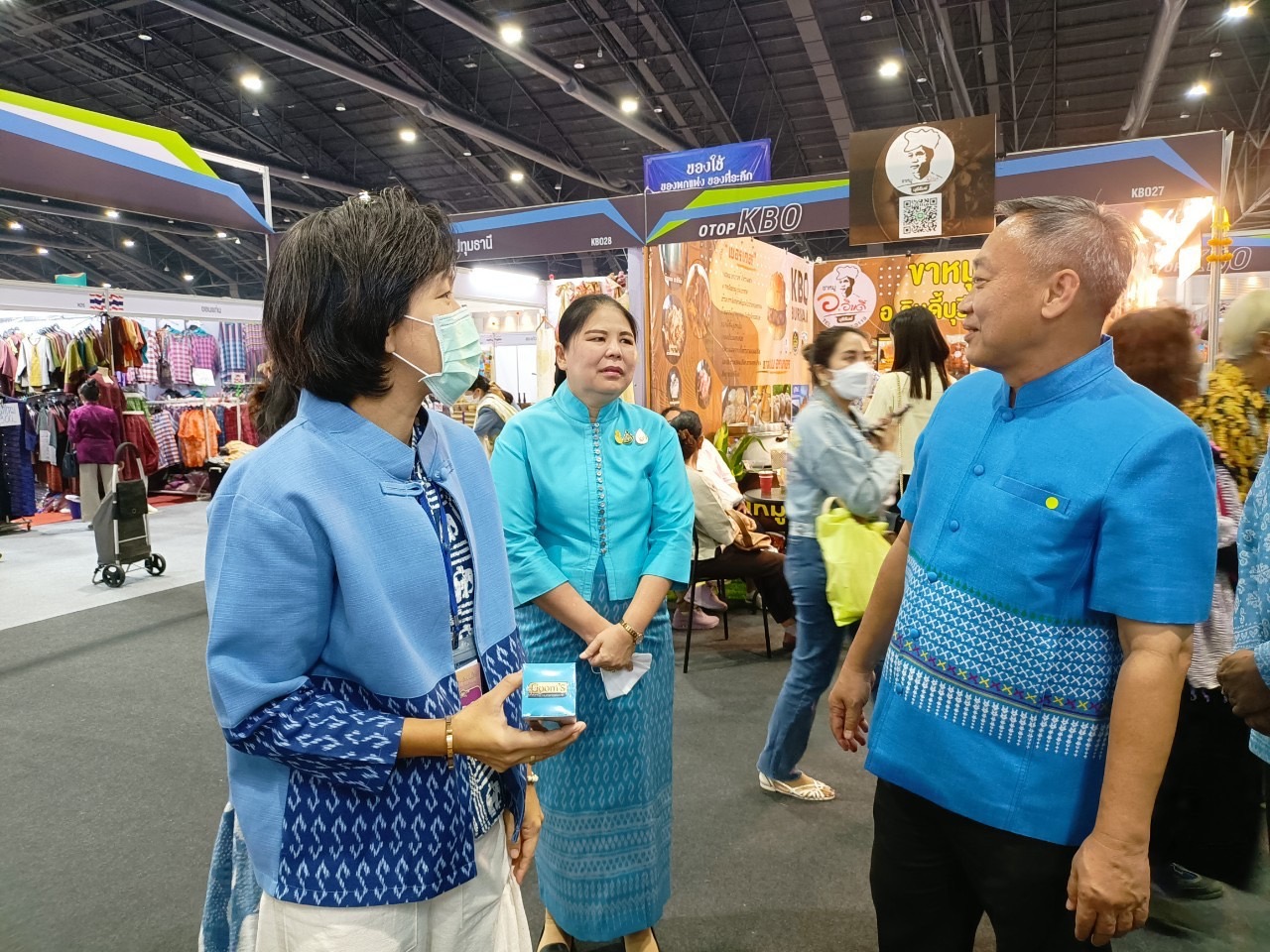 ✨✨”พช.ปราจีนบุรี ร่วมพิธีเปิดงาน “ศิลปาชีพประทีปไทย OTOP ก้าวไกลด้วยพระบารมี” ปี 2565 เพื่อเฉลิมพระเกียรติ “สมเด็จพระพันปีหลวง” 90 พรรษา สืบสาน สร้างสรรค์งานศิลป์-ผ้าถิ่นไทย สู่ความร่วมสมัย นำรายได้สู่ชุมชน”