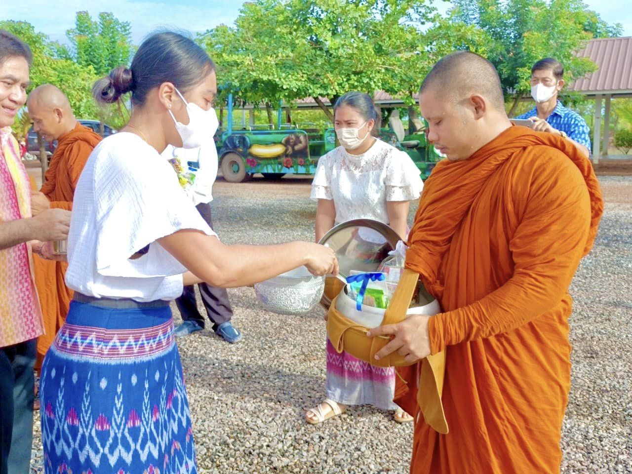 ✨✨”พช.ปราจีนบุรี ร่วมโครงการเข้าพรรษา ผู้ว่าฯ พาเข้าวัด หิ้วปิ่นโต แต่งผ้าไทย ประจำปี 2566”
