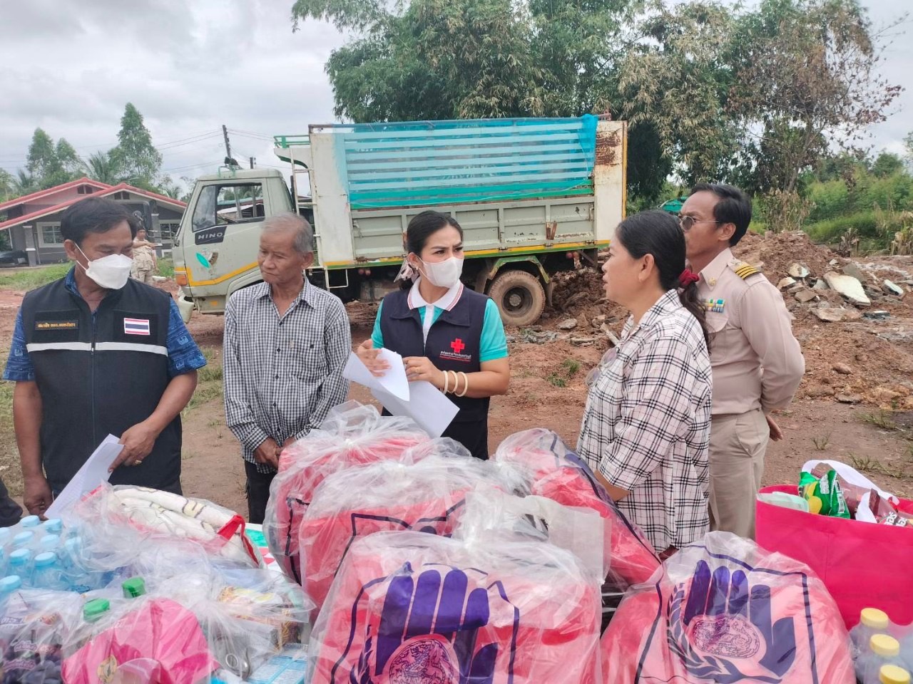 👇👇”พช.ปราจีนบุรี ร่วมกับมูลนิธิกองทุนช่วยเหลือผู้ประสบภัยพิบัติจังหวัดปราจีนบุรี ช่วยเหลือครัวเรือนผู้ประสบเหตุอัคคีภัย”