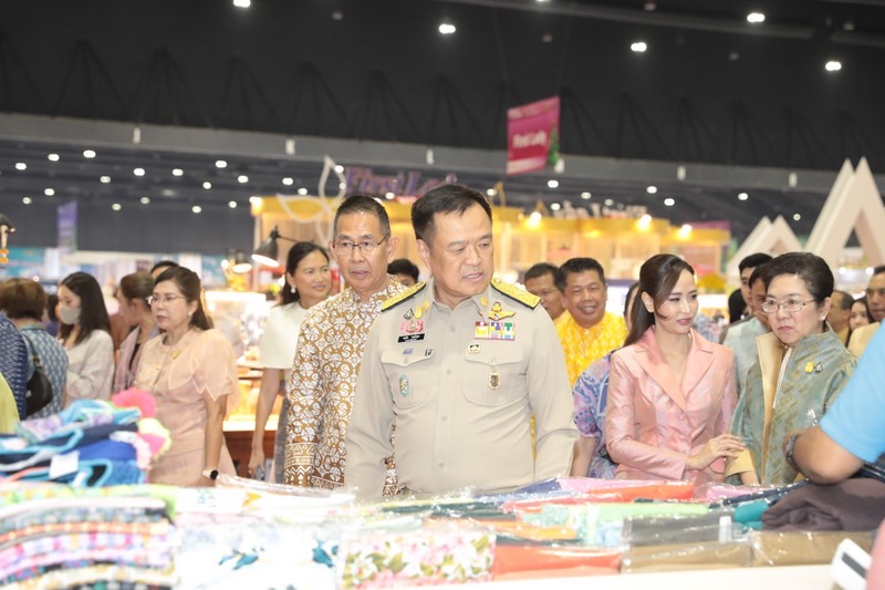 ✨✨”พช.ปราจีนบุรี ร่วมเปิดงานยิ่งใหญ่ OTOP CITY 2023 และนำขบวนผู้ประกอบการส่งมอบความสุขจากภูมิปัญญา”