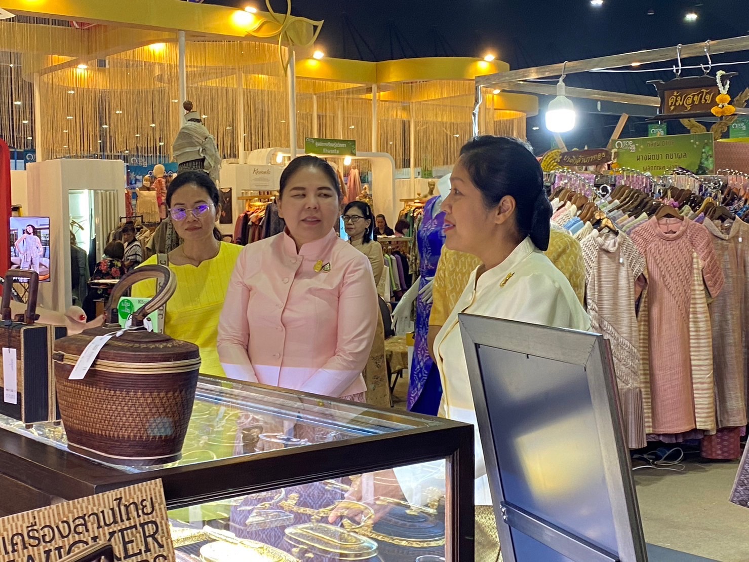 ✨✨”พช.ปราจีนบุรี ร่วมเปิดงานยิ่งใหญ่ OTOP CITY 2023 และนำขบวนผู้ประกอบการส่งมอบความสุขจากภูมิปัญญา”