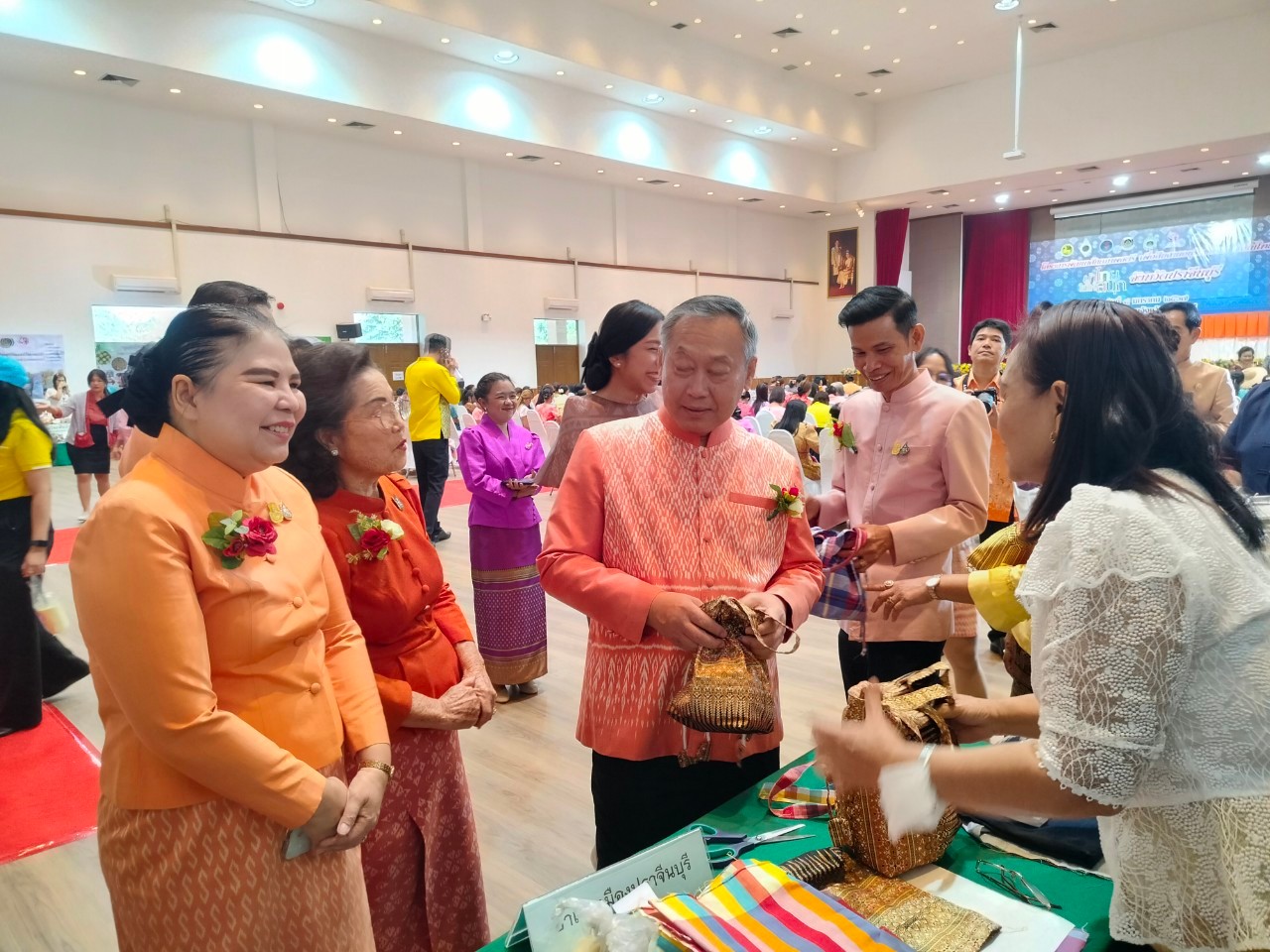 📣📣 พช.ปราจีนบุรี จัดกิจกรรมโครงการพัฒนาศักยภาพสตรี เพื่อสืบสานอนุรักษ์ศิลป์ ผ้าถิ่นไทย “ผ้าไทยใส่ให้สนุก” จังหวัดปราจีนบุรี