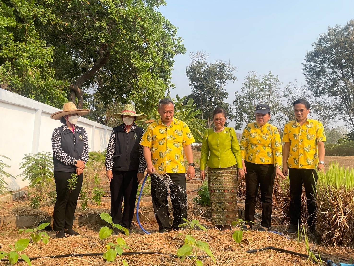 พช.ปราจีนบุรี ดำเนินกิจกรรมผู้นำต้องทำก่อน เปิดจวนผู้ว่าฯน้อมนำแนวพระราชดำริฯ ขยายผลสร้างความมั่นคงทางอาหาร “บ้านนี้มีรัก ปลูกผักกินเอง”
