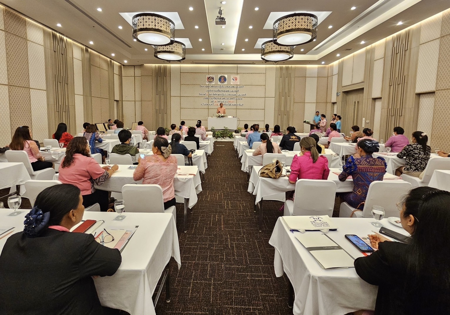 🏡📢 พช.ปราจีนบุรี ดำเนินโครงการเพิ่มประสิทธิภาพการปฎิบัติงานกองทุนพัฒนาสตรีแก่กลไกการขับเคลื่อนกองทุนพัฒนาบทบาทสตรี”