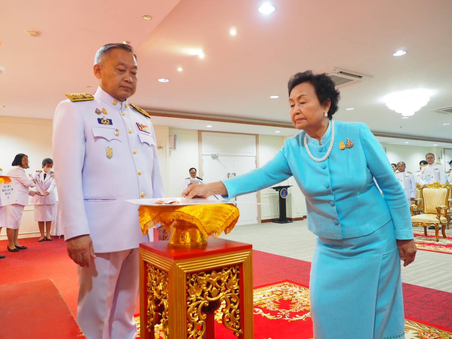 ผู้ว่าราชการจังหวัดปราจีนบุรี จัดพิธีมอบแบบลายผ้าพระราชทาน “ผ้าลายสิริวชิราภรณ์” ให้กับช่างทอผ้าทุกกลุ่ม ทุกเทคนิค เพื่อพัฒนาคุณภาพชีวิตประชาชนอย่างยั่งยืน