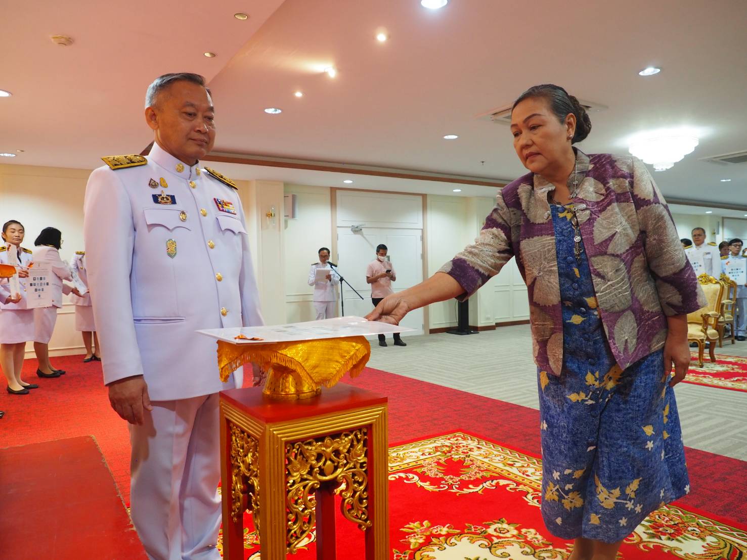 ผู้ว่าราชการจังหวัดปราจีนบุรี จัดพิธีมอบแบบลายผ้าพระราชทาน “ผ้าลายสิริวชิราภรณ์” ให้กับช่างทอผ้าทุกกลุ่ม ทุกเทคนิค เพื่อพัฒนาคุณภาพชีวิตประชาชนอย่างยั่งยืน