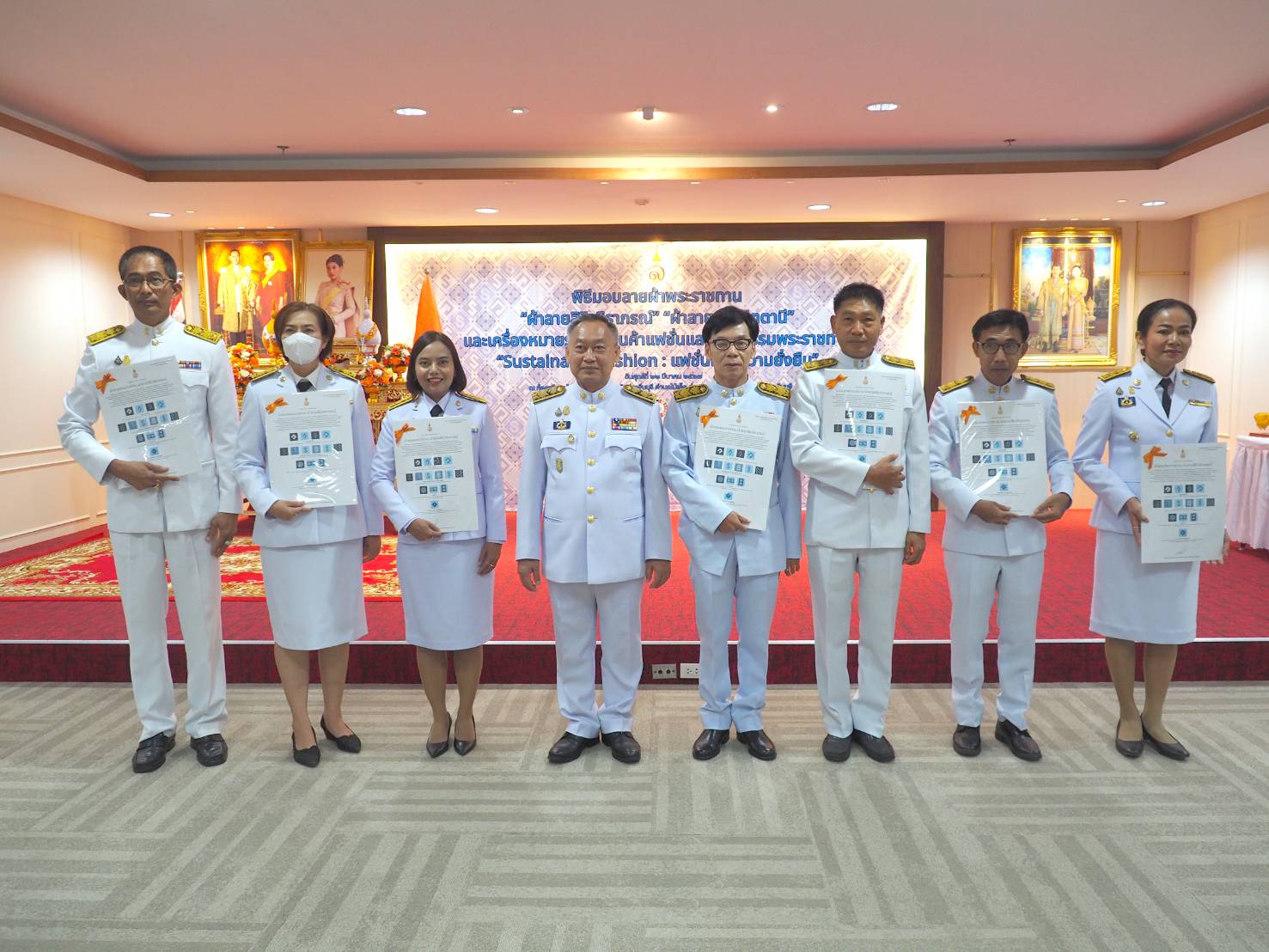 ผู้ว่าราชการจังหวัดปราจีนบุรี จัดพิธีมอบแบบลายผ้าพระราชทาน “ผ้าลายสิริวชิราภรณ์” ให้กับช่างทอผ้าทุกกลุ่ม ทุกเทคนิค เพื่อพัฒนาคุณภาพชีวิตประชาชนอย่างยั่งยืน